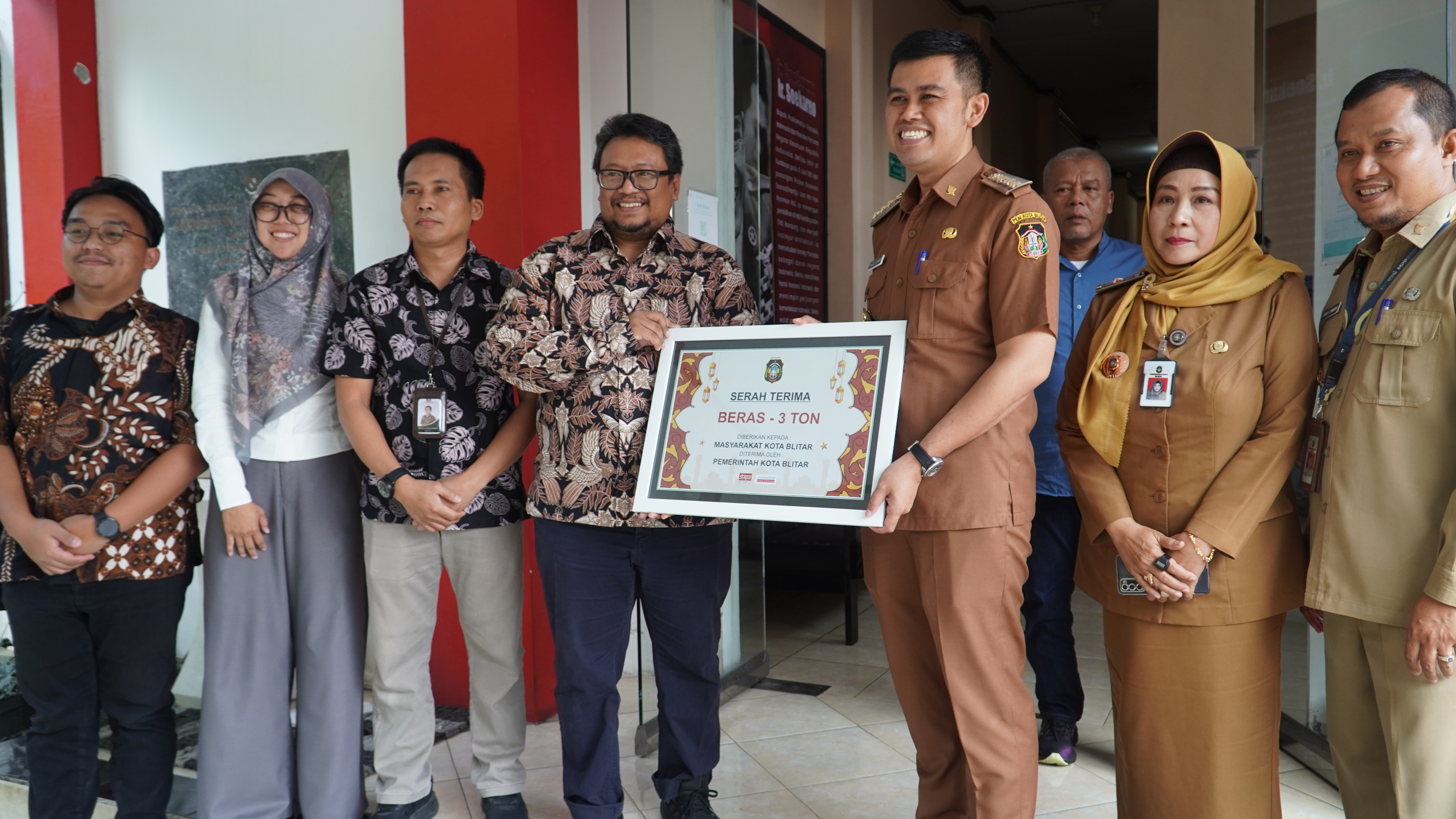24 Maret 2025 - Serah terima Plakat beras 3 ton dari Sampoerna ke Pemkot Blitar