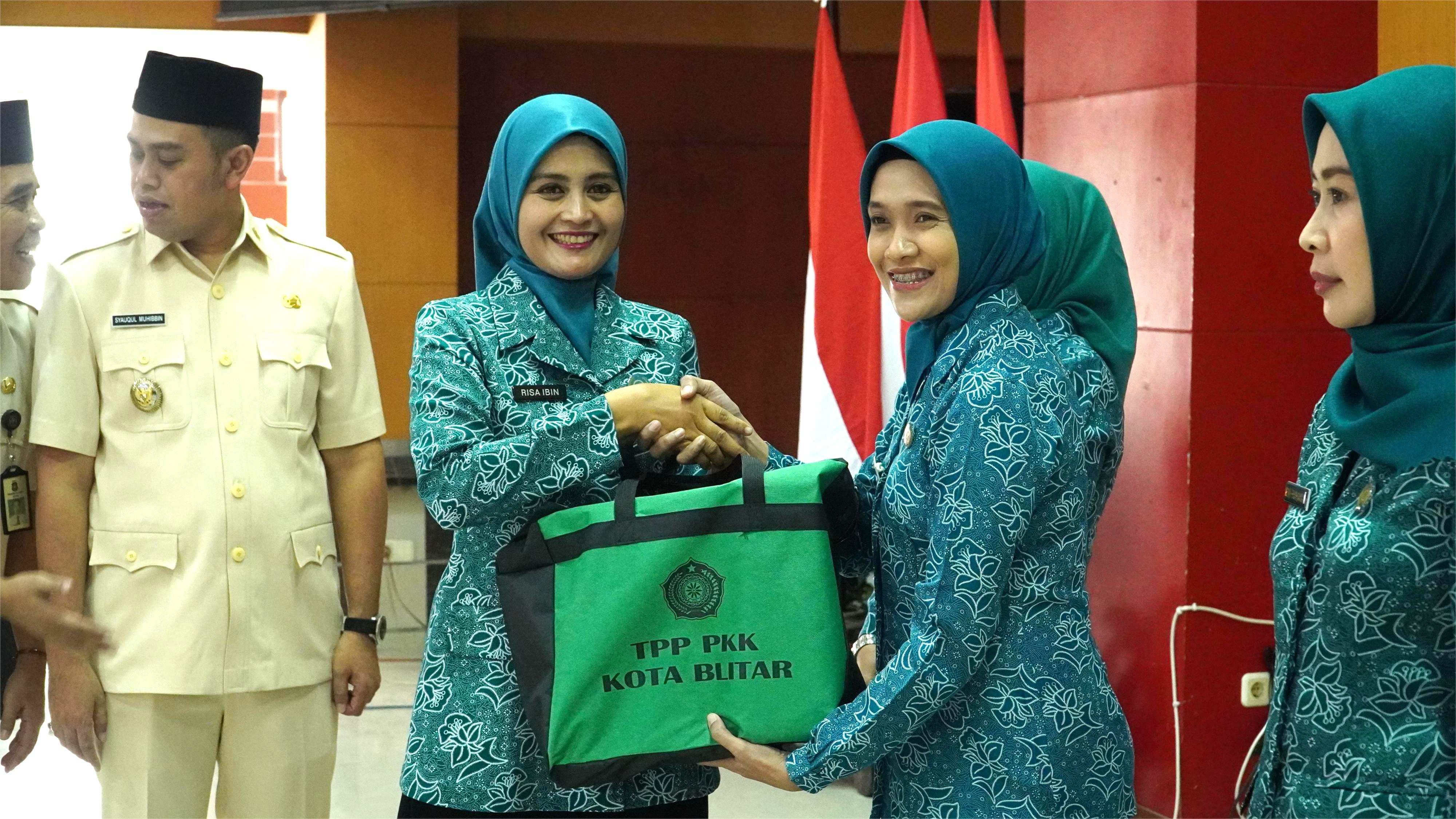 21 Maret 2025 - Pembagian Bingkisan kepada Pengurus PKKse-Kota Blitar