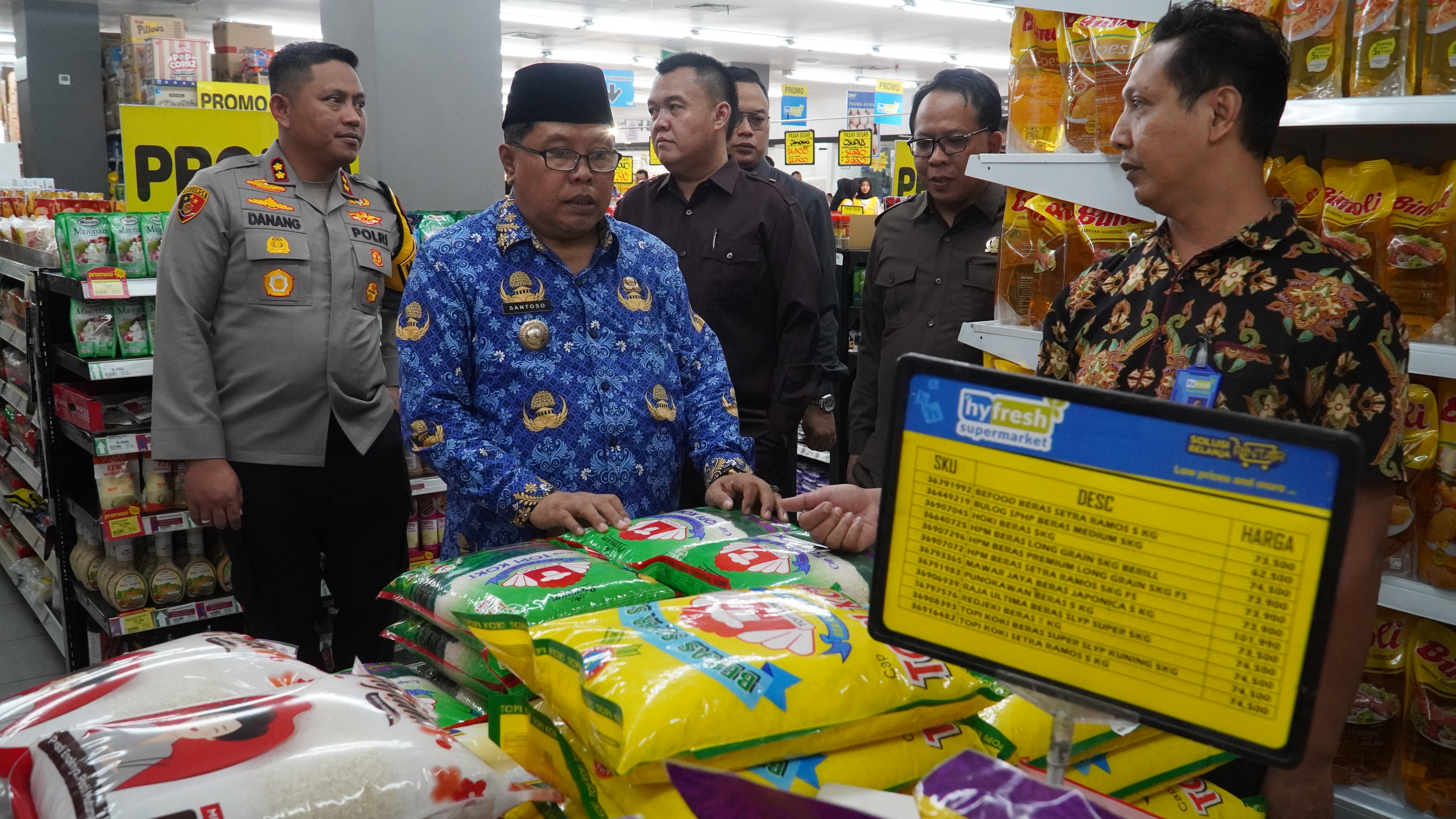 17 Desember 2024 - Pemantauan harga & ketersediaan stok pangan Menjelang NATAL 2024 &amp;amp; Tahun Baru 2025 di Pasar Legi, toko bromo, blitar
