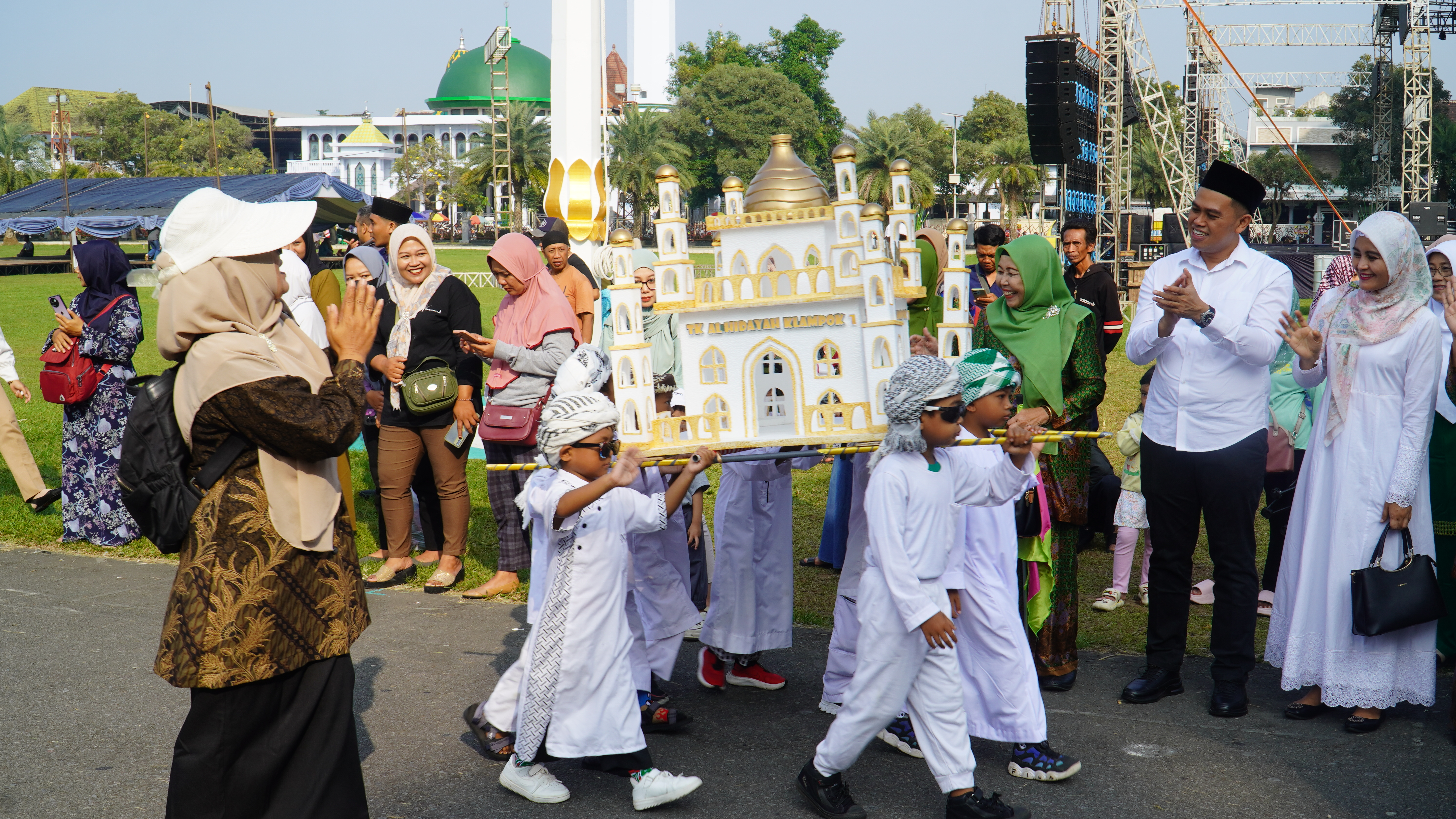 25 April 2025 - Pemberangkatan PAWAI TA&amp;#039;ARUF TK Al Hidayah &amp;amp; KB se-Kota Blitar di Aloon - Aloon Kota Blitar