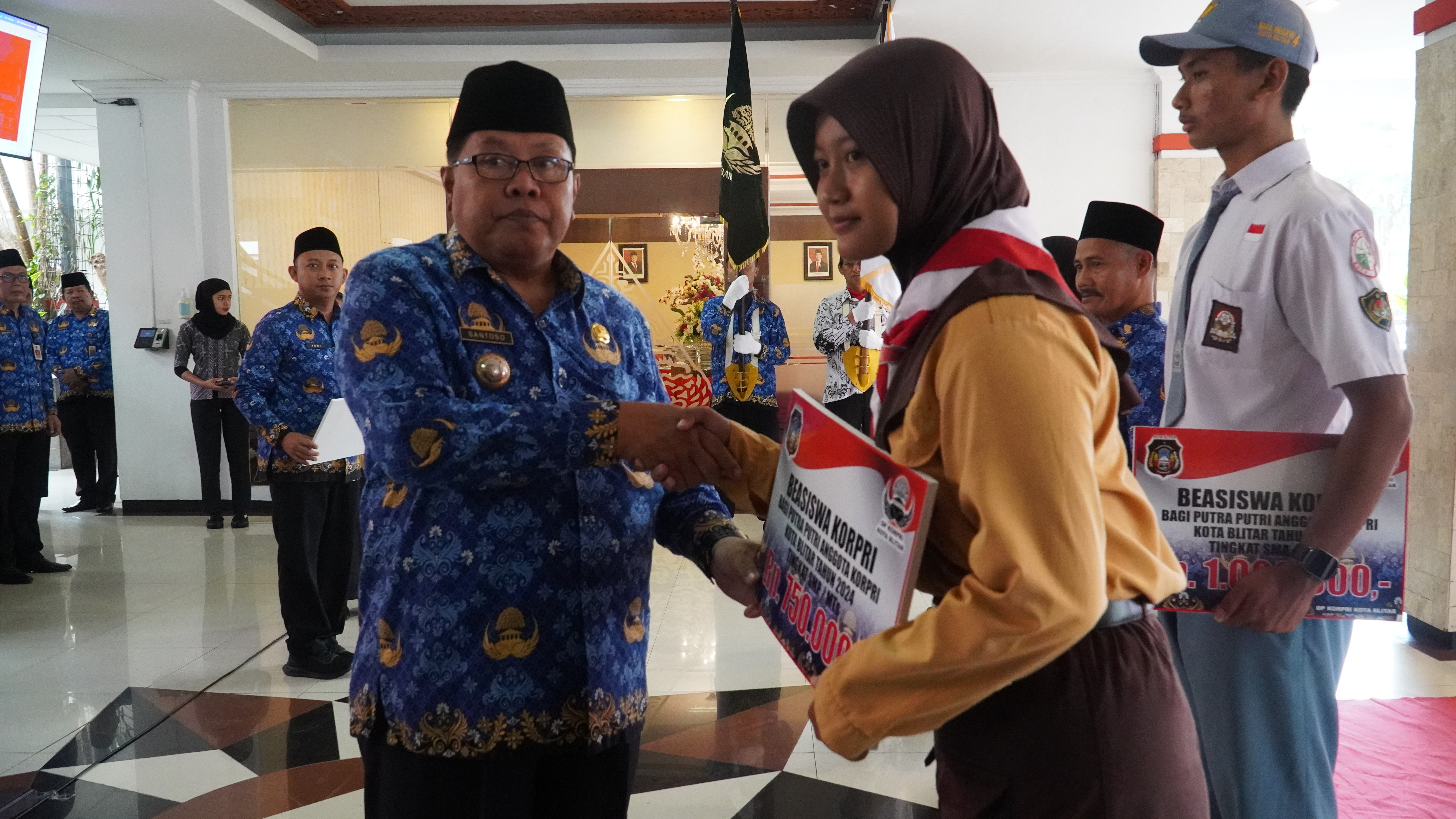 29 November 2024 - Upacara Peringatan HUT KORPRI ke-53 &amp;amp; HUT ke-79 PGRI Tahun 2024 di Halaman Kantor Walikota Blitar