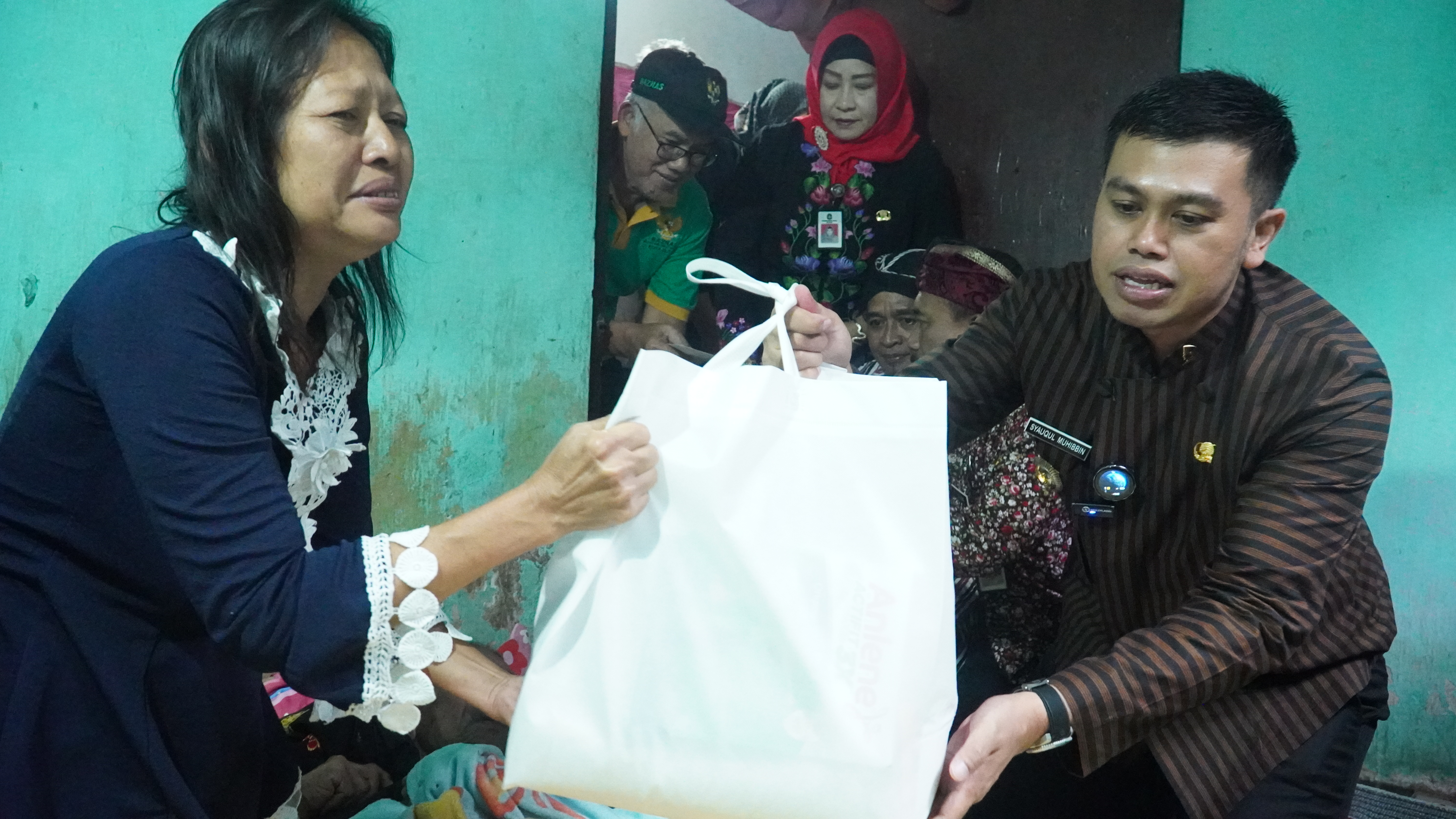 Penyerahan Bantuan pada warga yang sakit (Bapak KASIRIN ) di Jl. Jati RW 03 RT 12 Turi