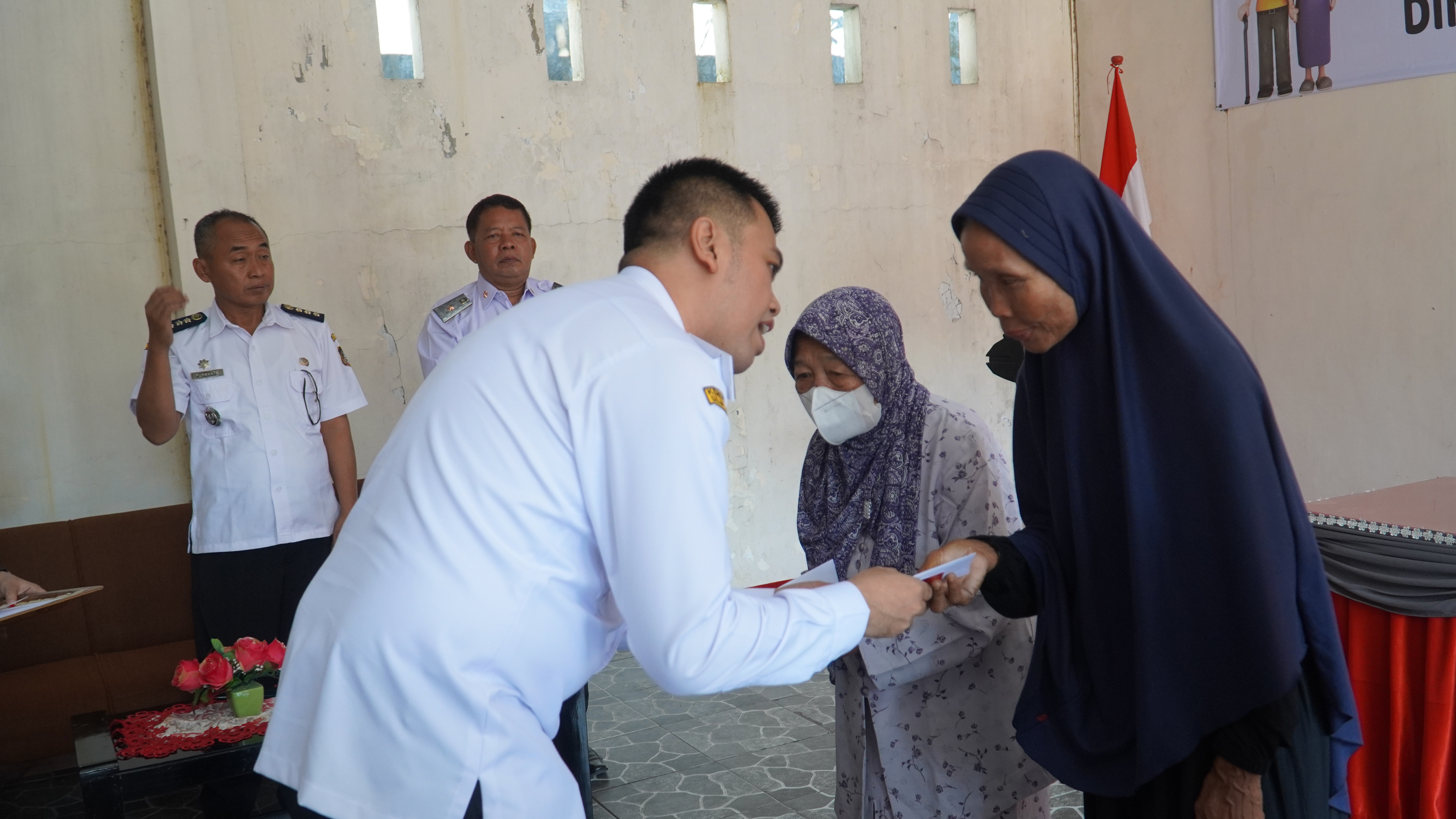12 Maret 2025 - Penyaluran BANSOS PKH PLUS Tahap 1 Thn 2025 di halaman Kantor DINSOS
