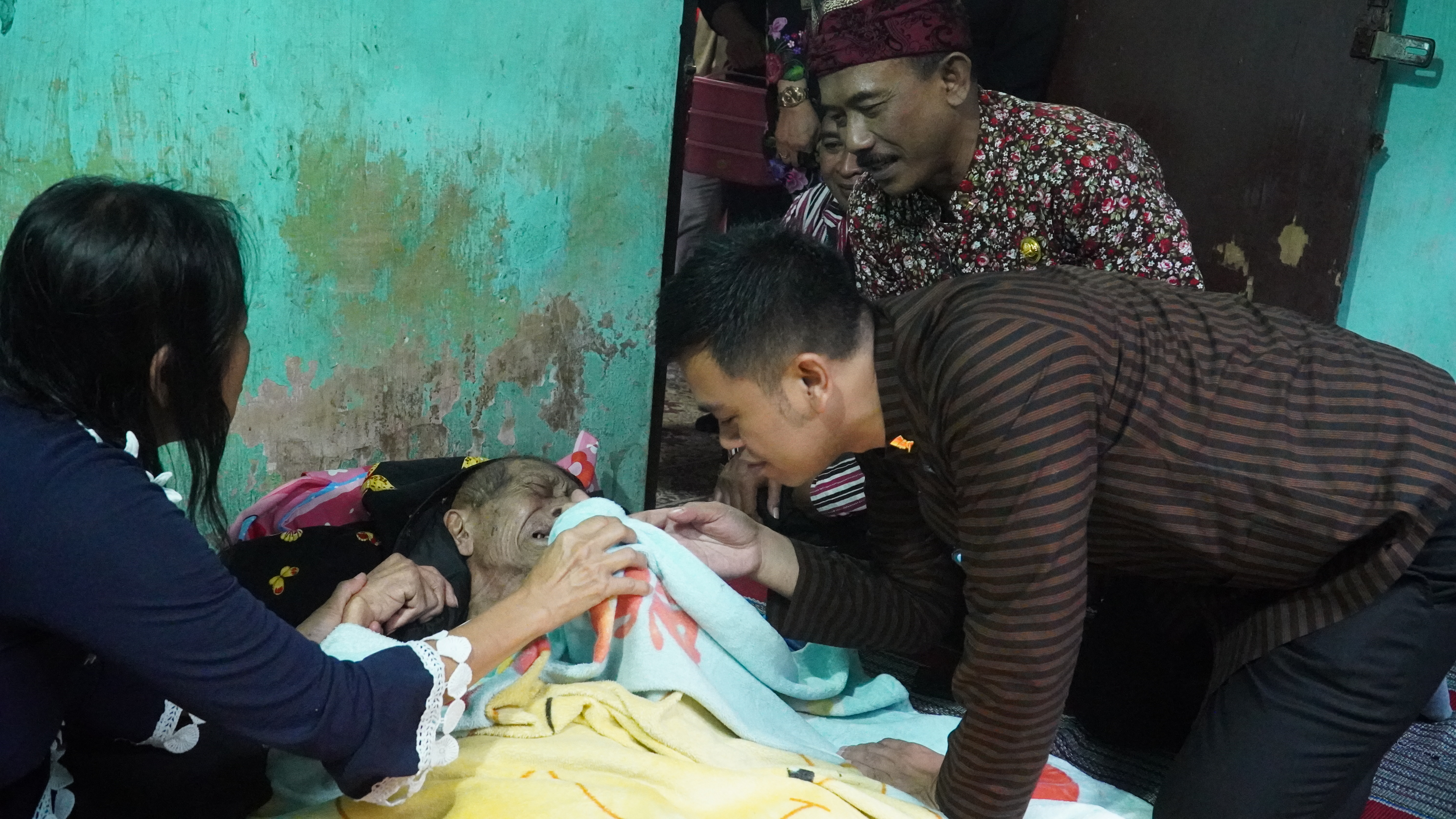 11 April 2025 - Penyerahan Bantuan pada warga sakit (Bapak KASIRIN ) di Jl. Jati RW 03 RT 12 Turi