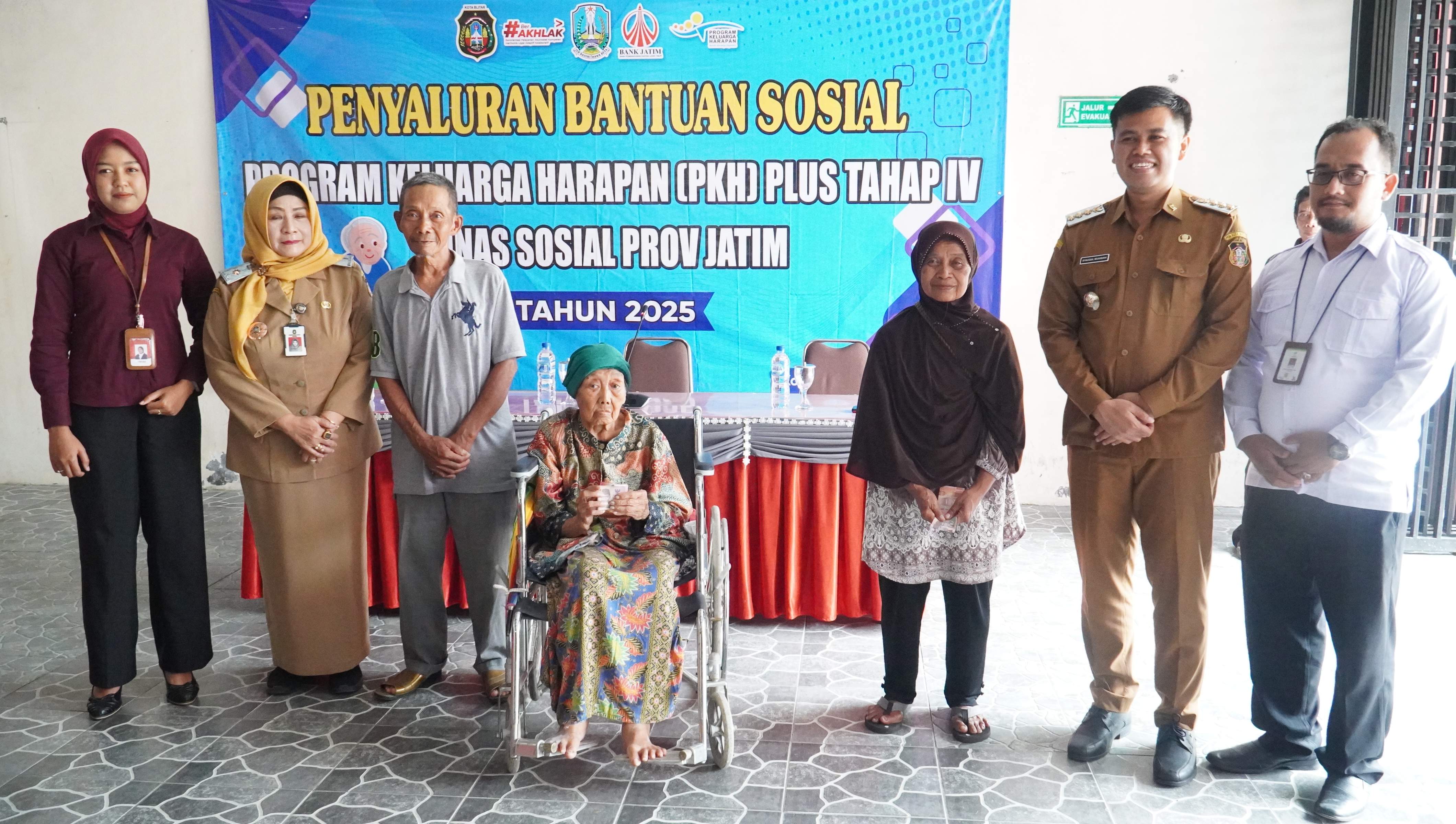 24 November 2025- Penyerahan Bansos PKH PLUS Tahap IV di Kantor Dinsos