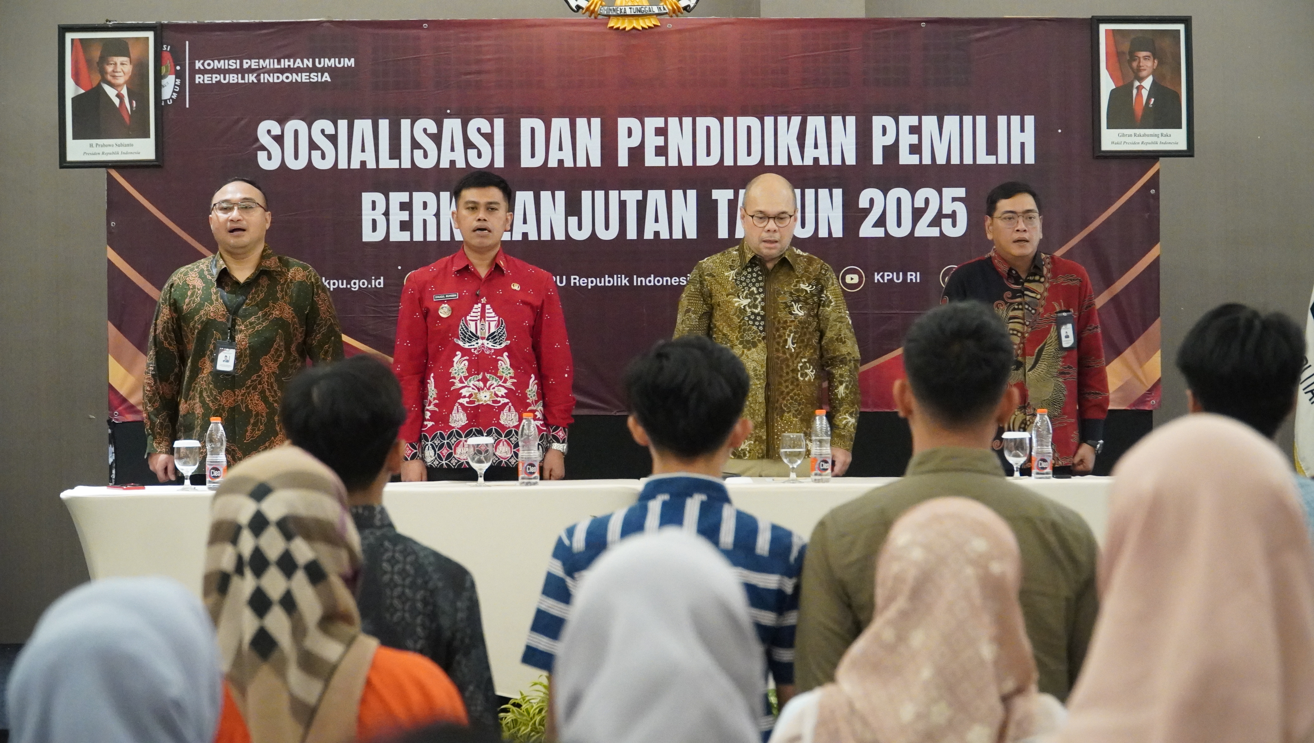 25 September 2025 - Sosialisasi dan Pendidikan Pemilih di Ballroom Hotel Santika
