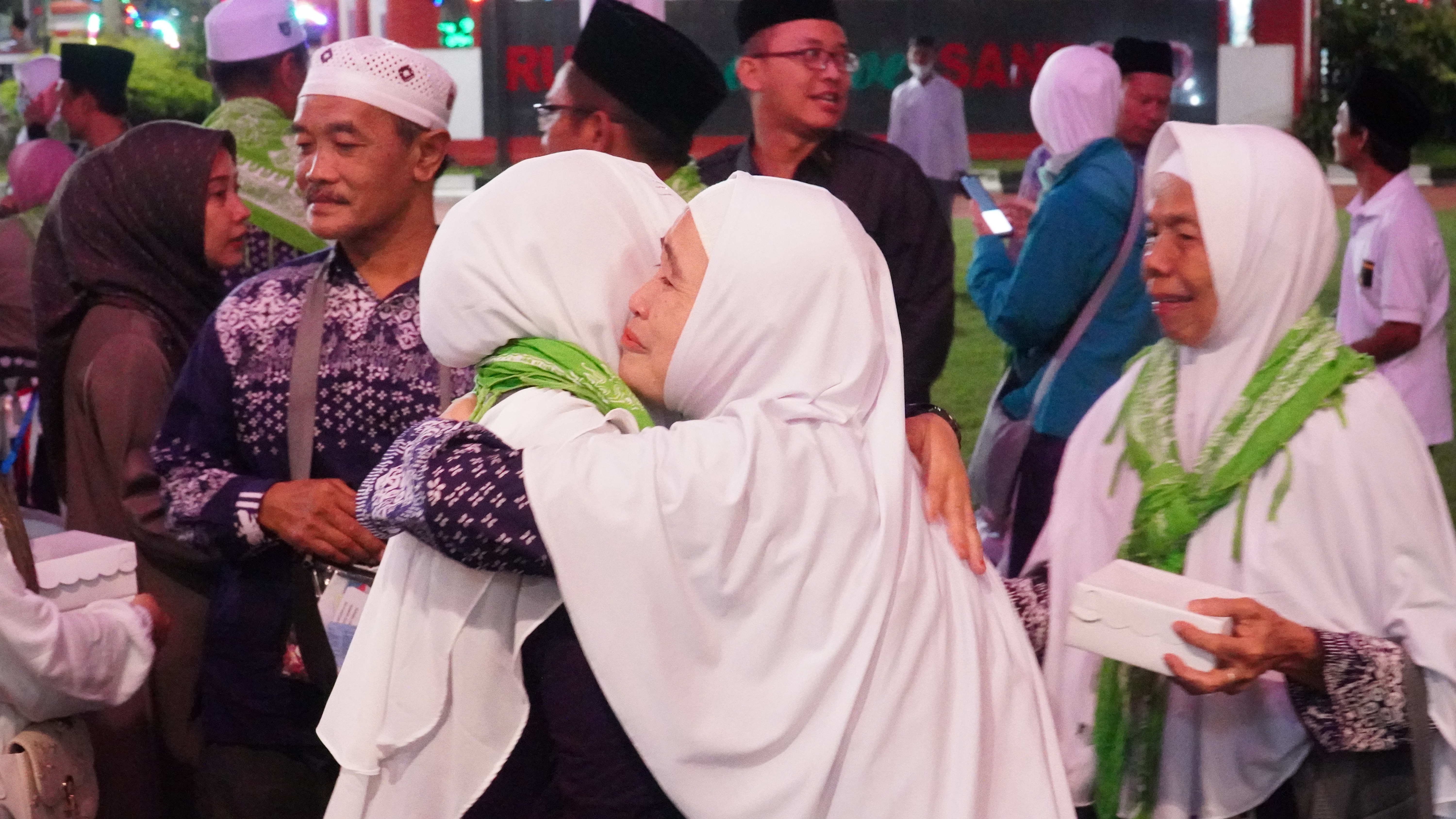 25 Juni 2025 - Penyambutan  Jamaah Haji Kloter 26 di halaman Kantor Walikota Blitar