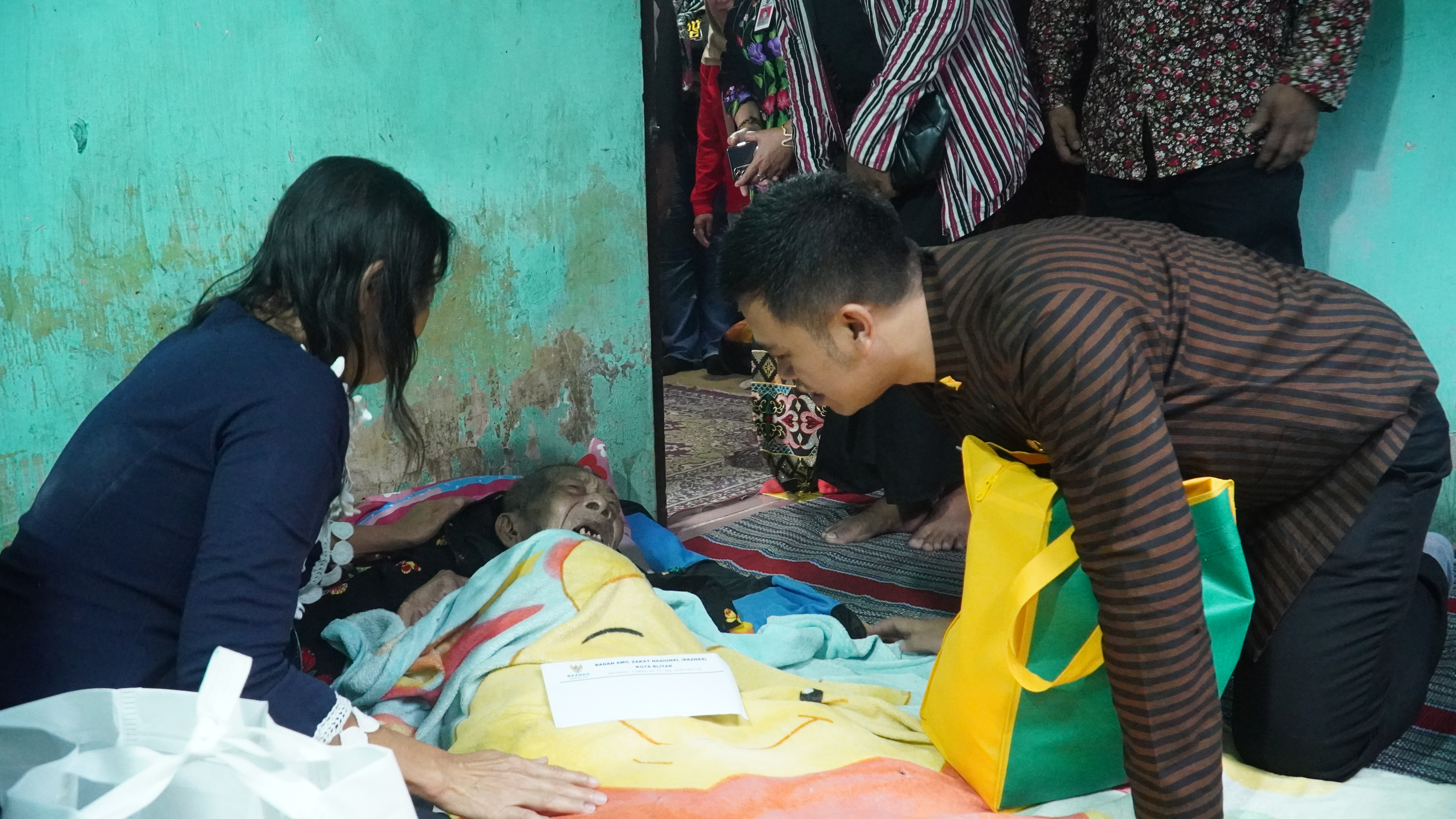 Penyerahan Bantuan pada warga yang sakit (Bapak KASIRIN ) di Jl. Jati RW 03 RT 12 Turi