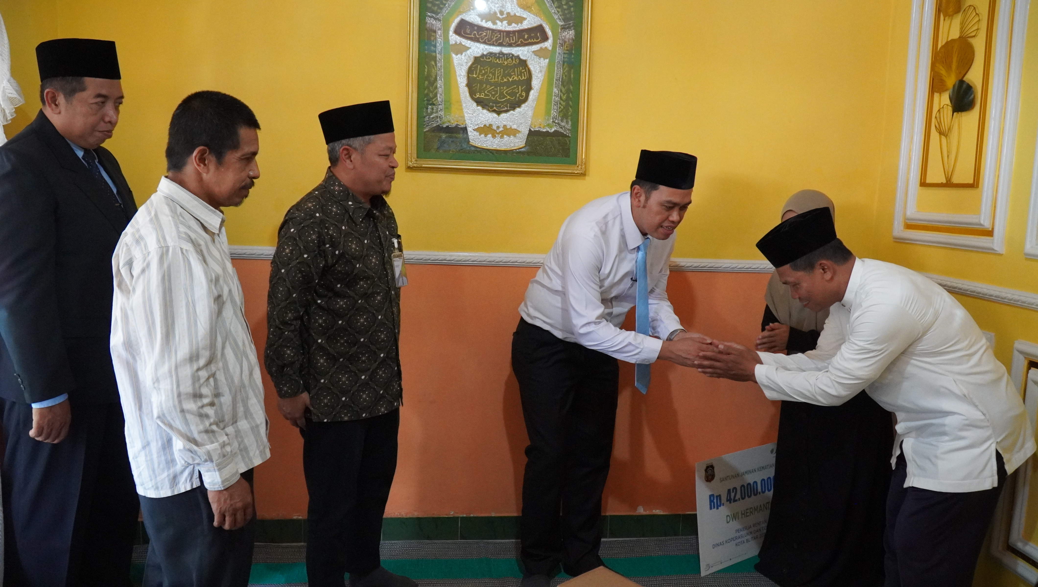 Penyaluran Santunan Jaminan Kematian bagi Pekerja Rentan (Dwi Hermanto Ngadirejo& Bu Suratmi Plosokerep)