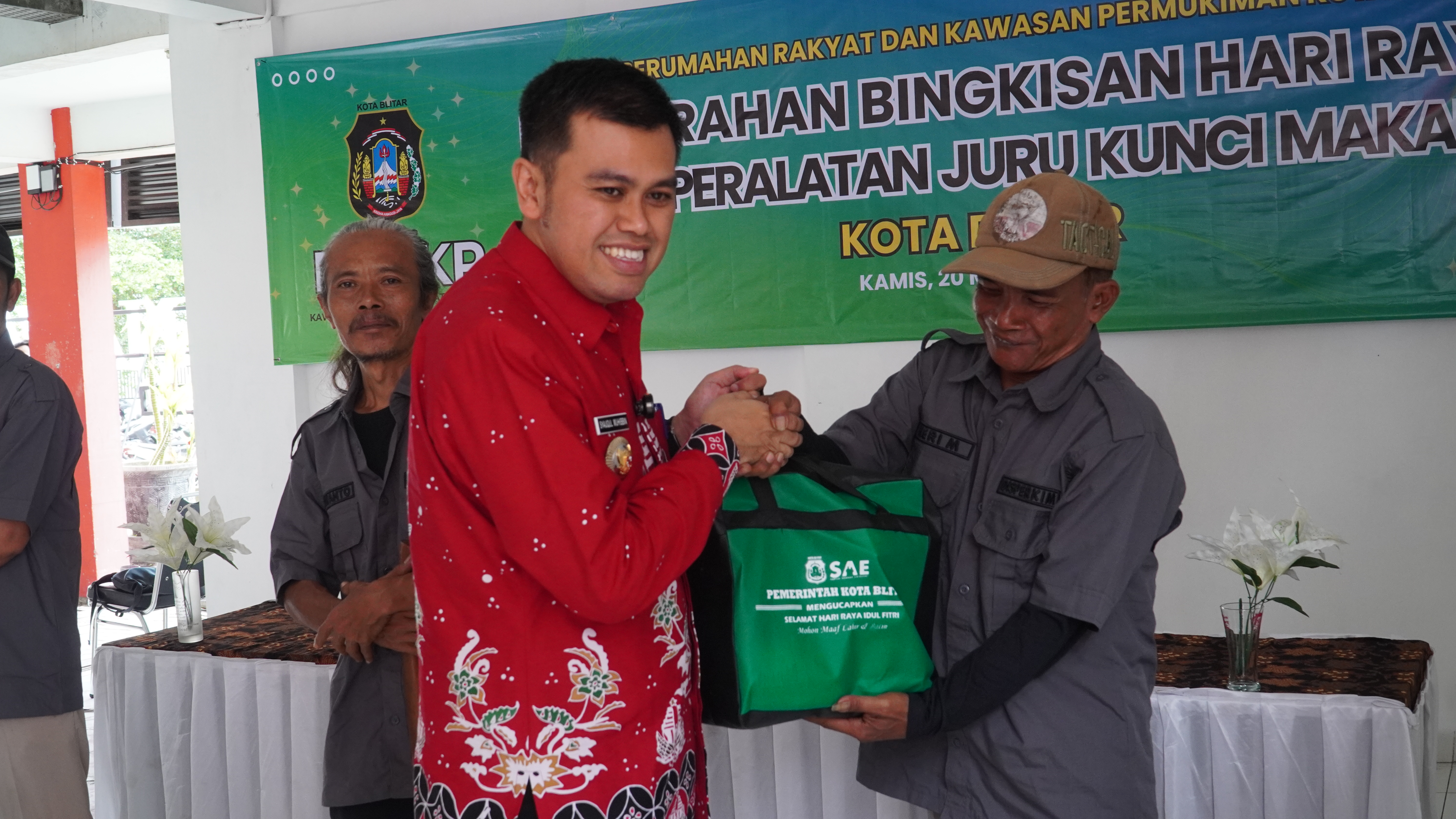 20 Maret 2025 - Pemberian Bingkisan untuk JURI KUNCI MAKAM di Aula RUSUNAWA