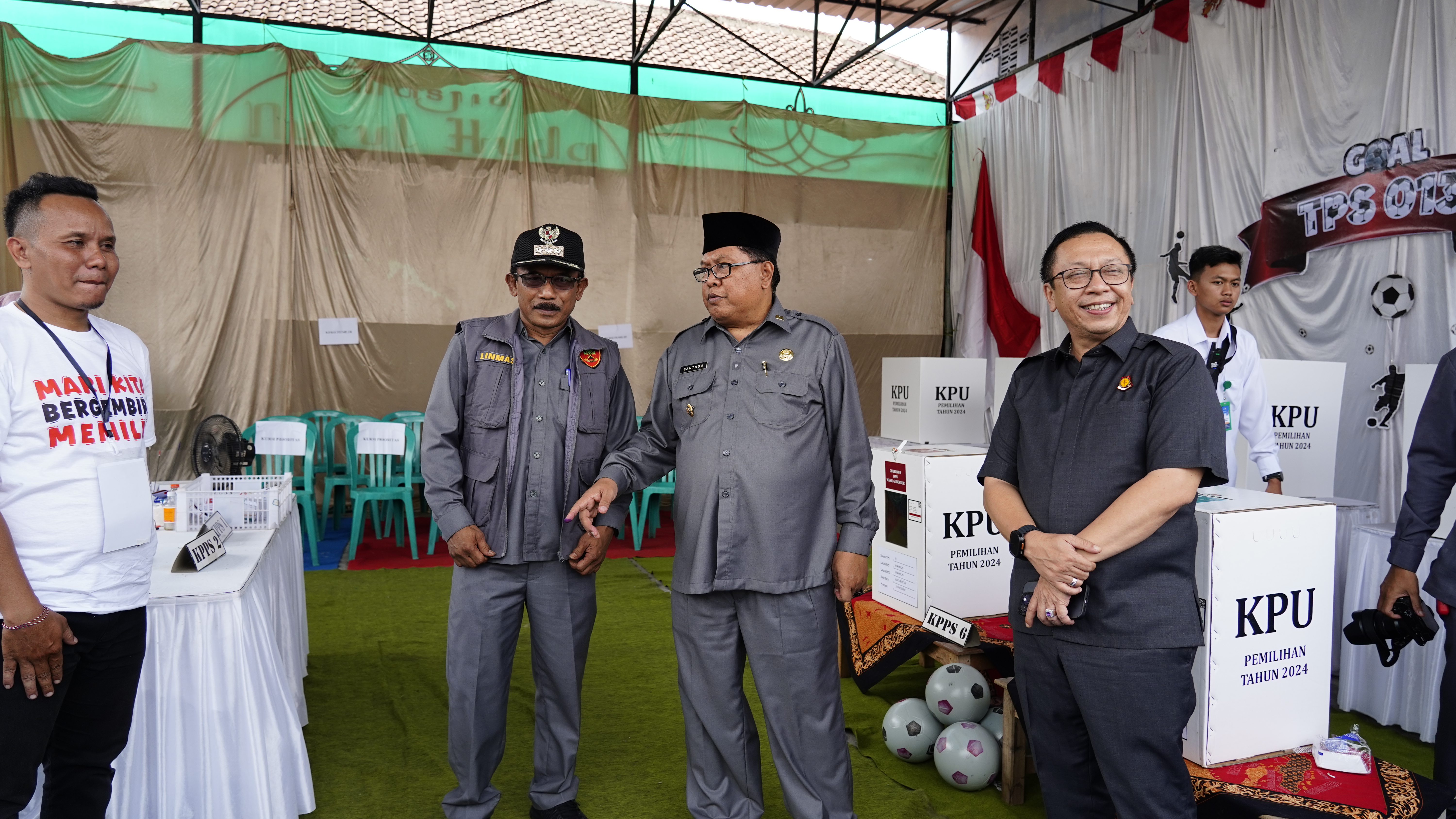 27 November 2024 -  Pak Walikota Yoblos di TPS 5 Kel.Kauman