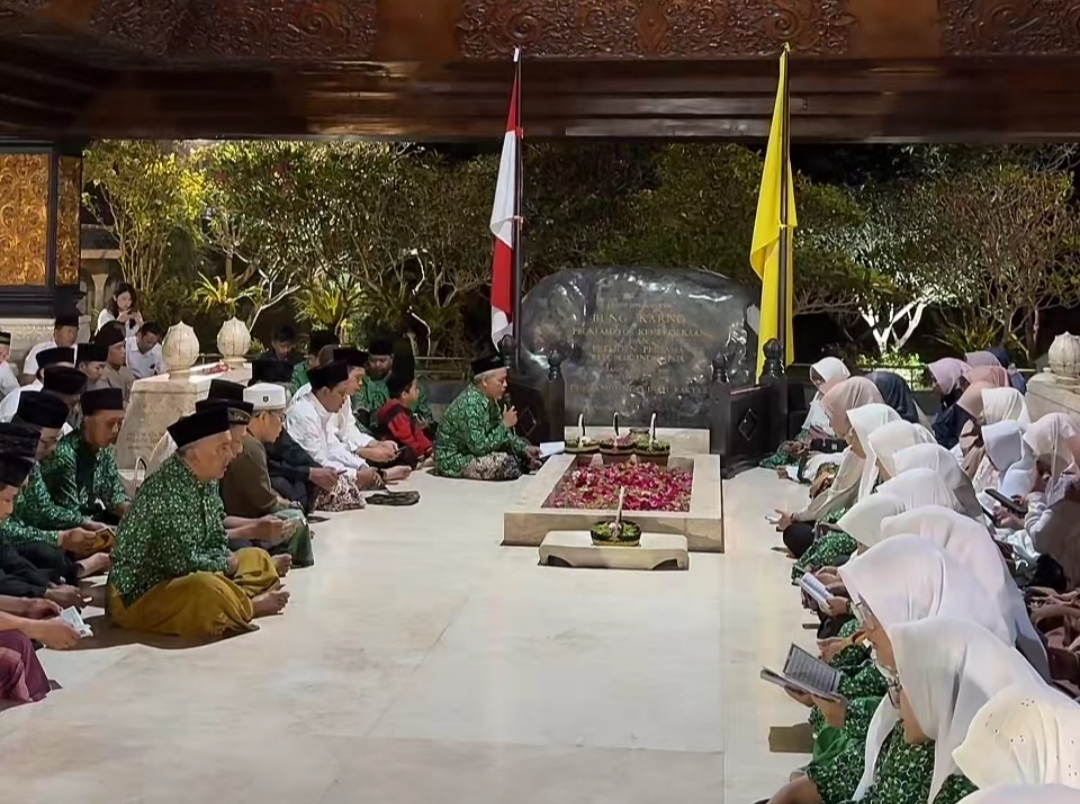 Ziarah Makam Bung Karno-Rutinan Malam Jum'a