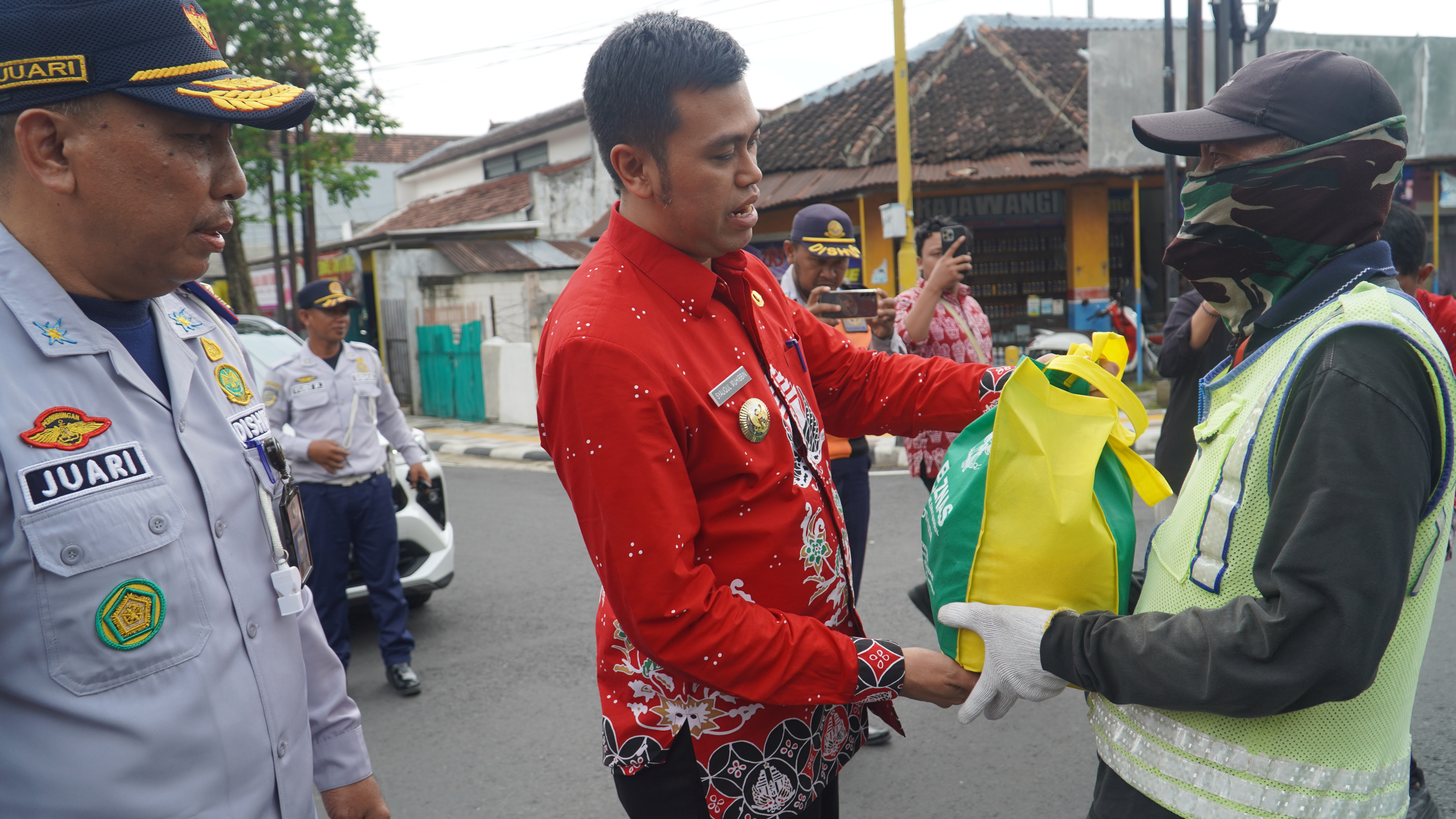 27 Maret 2025 - Pemberian bingkisan lebaran untuk SUPELTAS (JL Kartini &amp;amp; Jl.Kalimas)