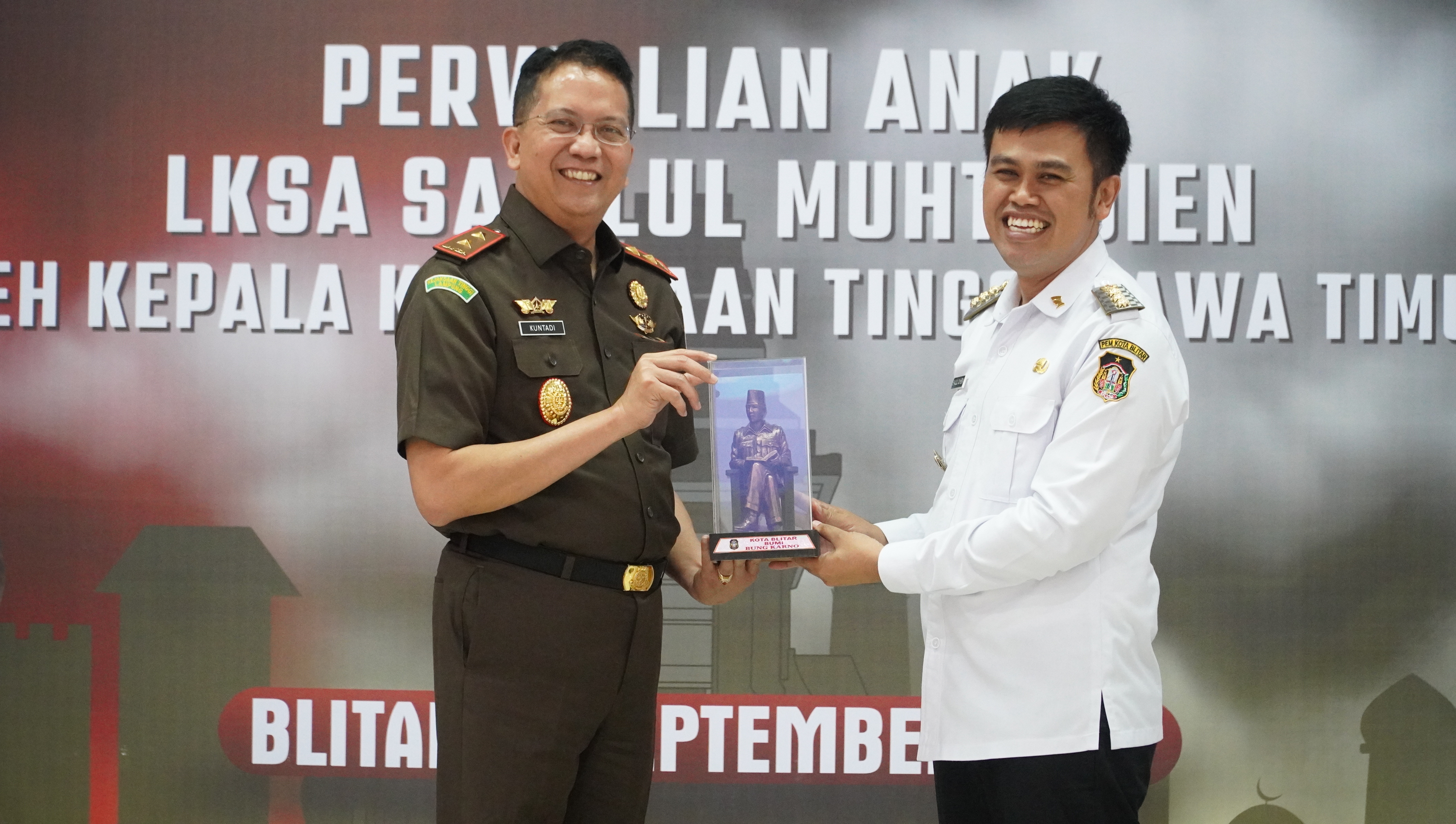 17 September 2025-Penyerahan Penetapan Perwalian Anak LKS Sabillul Muhtadien oleh Kajati Jatim kepada Wali Kota Blitar