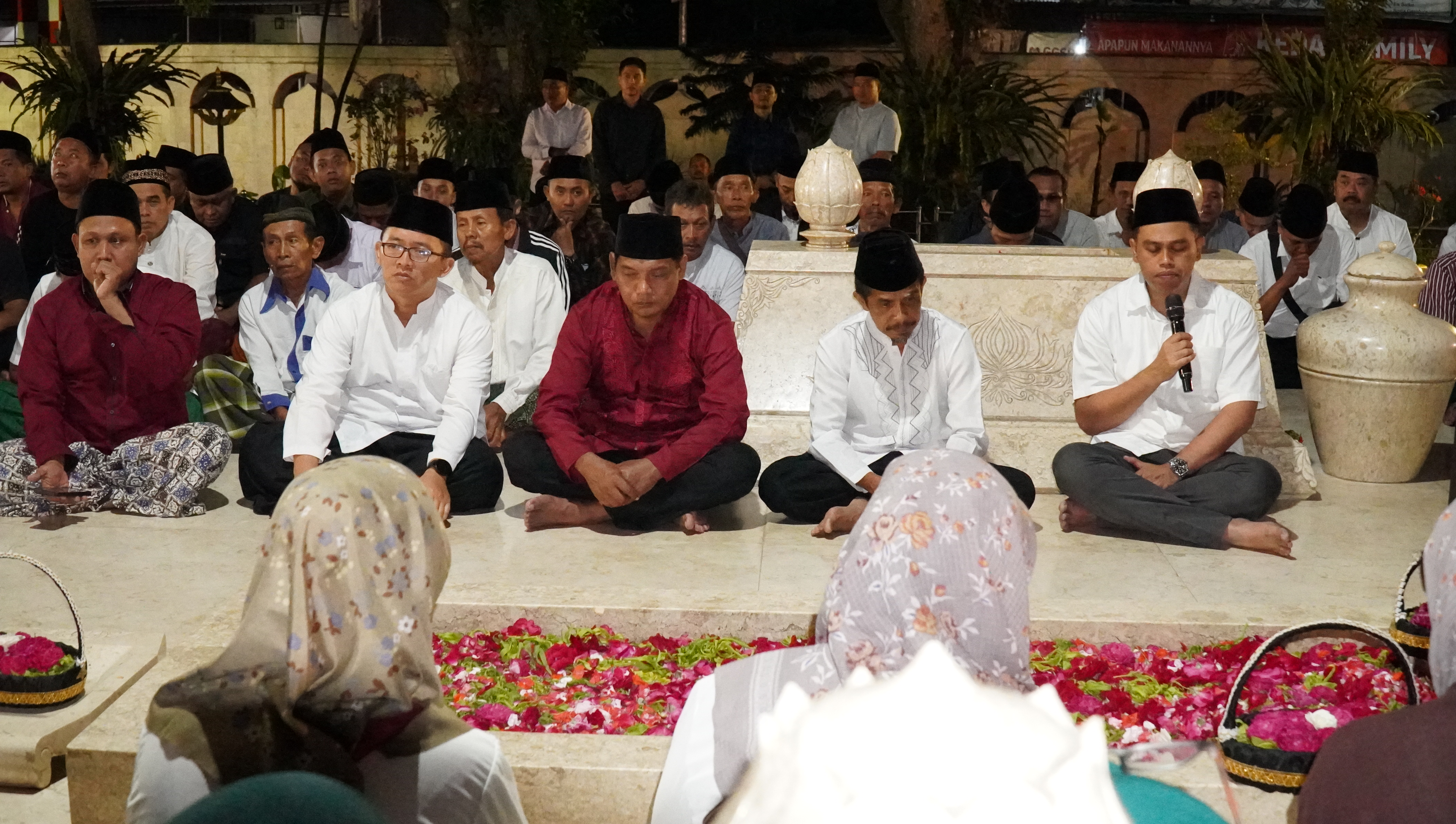 17 kamis Ziarah Makam Bung Karno Rutinan Malam Jumat