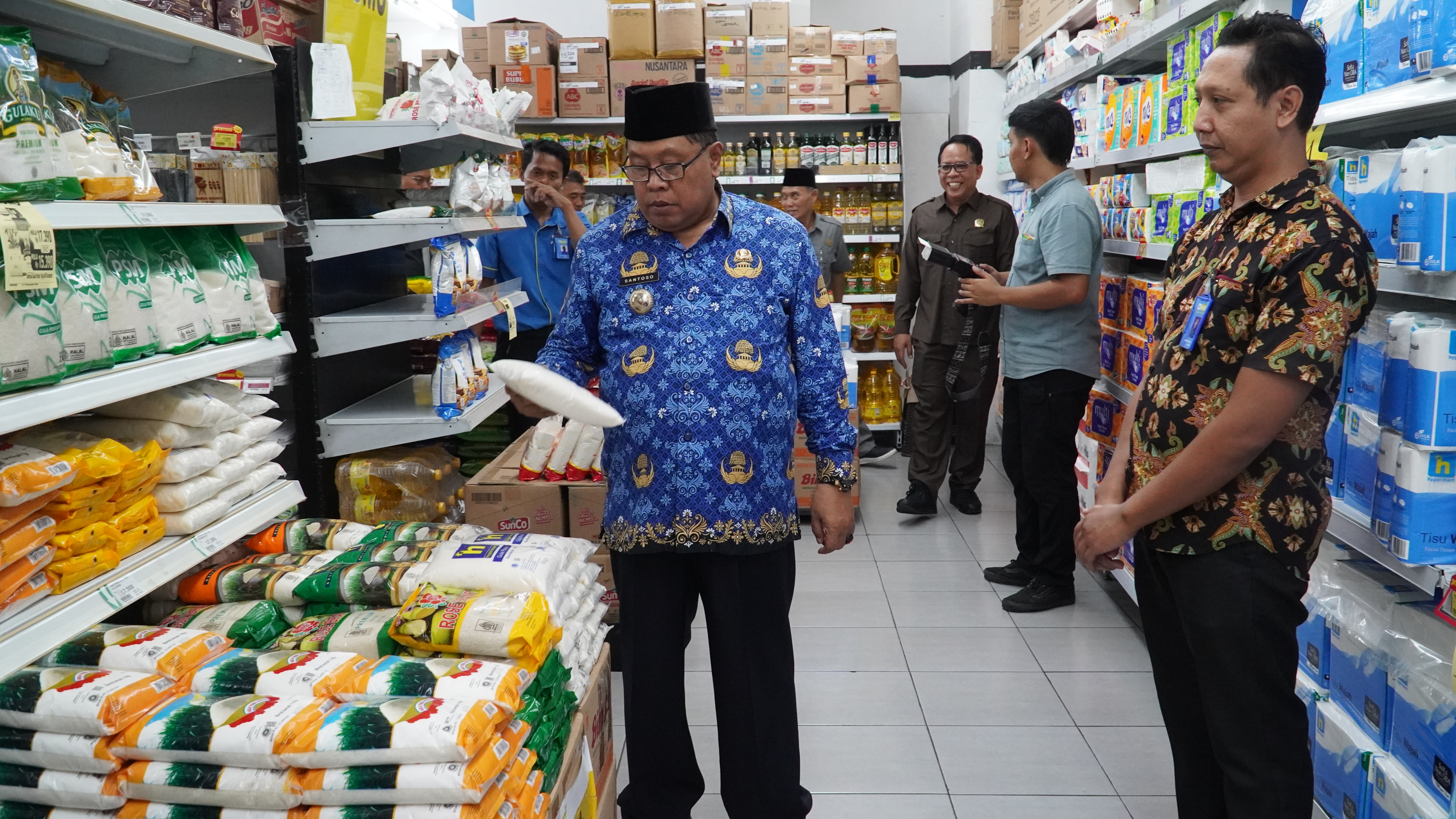 17 Desember 2024 - Pemantauan harga & ketersediaan stok pangan Menjelang NATAL 2024 &amp;amp; Tahun Baru 2025 di Pasar Legi, toko bromo, blitar