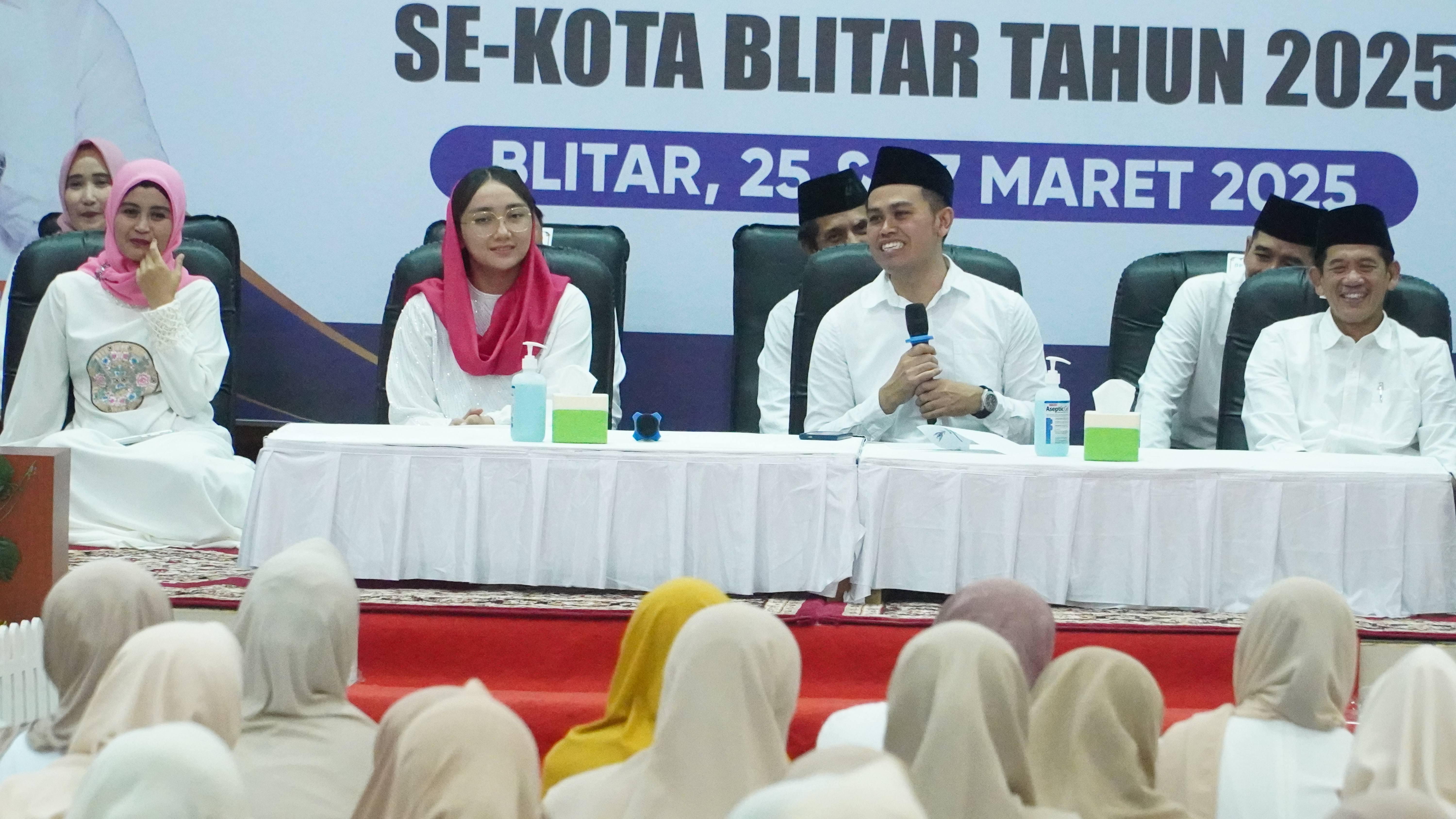 25 Maret 2025 - Penyerahan bingkisan simbolis pada Kader Posyandu se-Kota Blitar