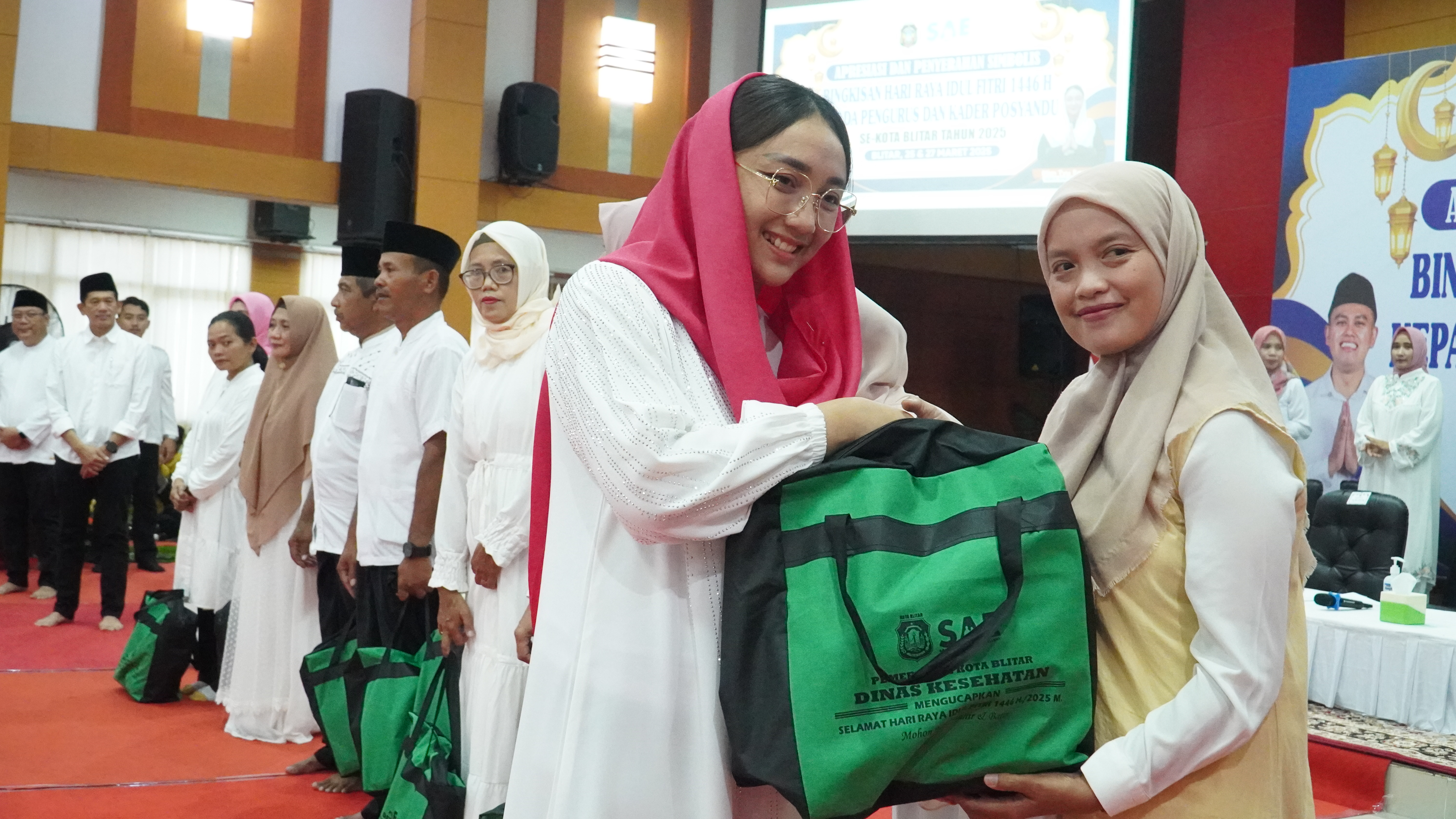 25 Maret 2025 - Penyerahan bingkisan simbolis pada Kader Posyandu se-Kota Blitar
