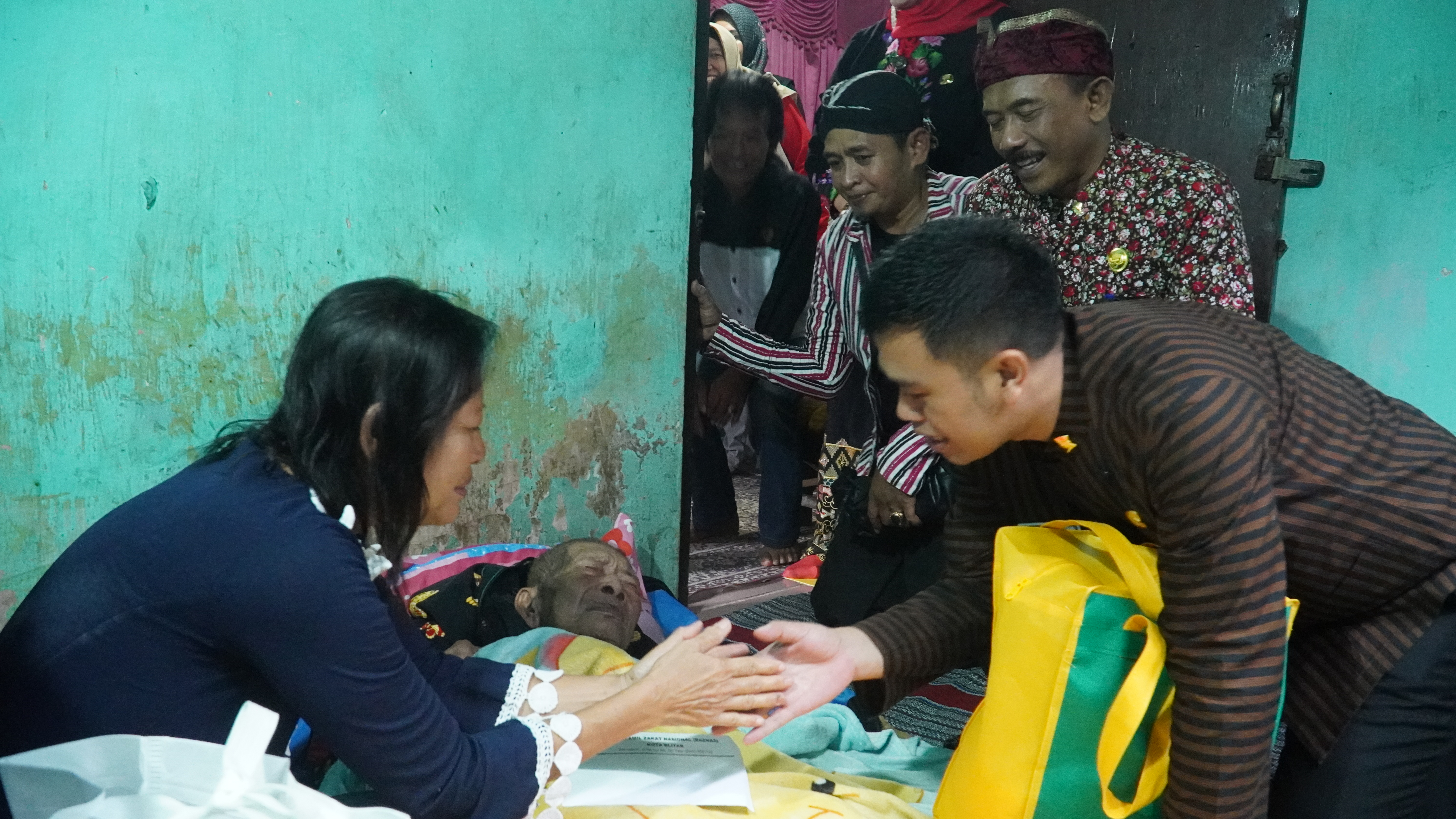 Penyerahan Bantuan pada warga yang sakit (Bapak KASIRIN ) di Jl. Jati RW 03 RT 12 Turi