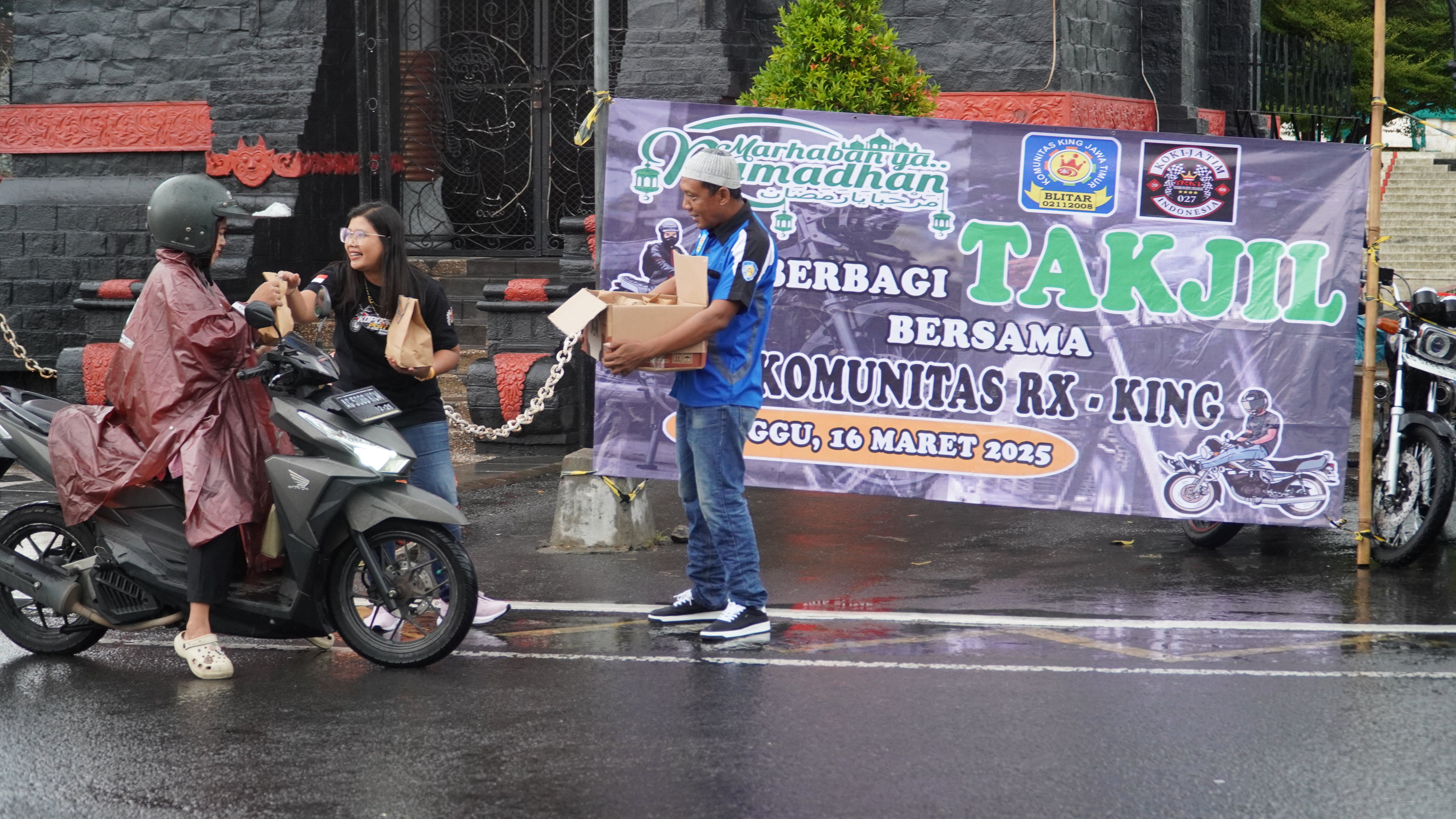 16 Maret 2025 - Pembagian Takjil bersama Komunitas RX KING Jatim Blitar di depan TMP R WIJAYA