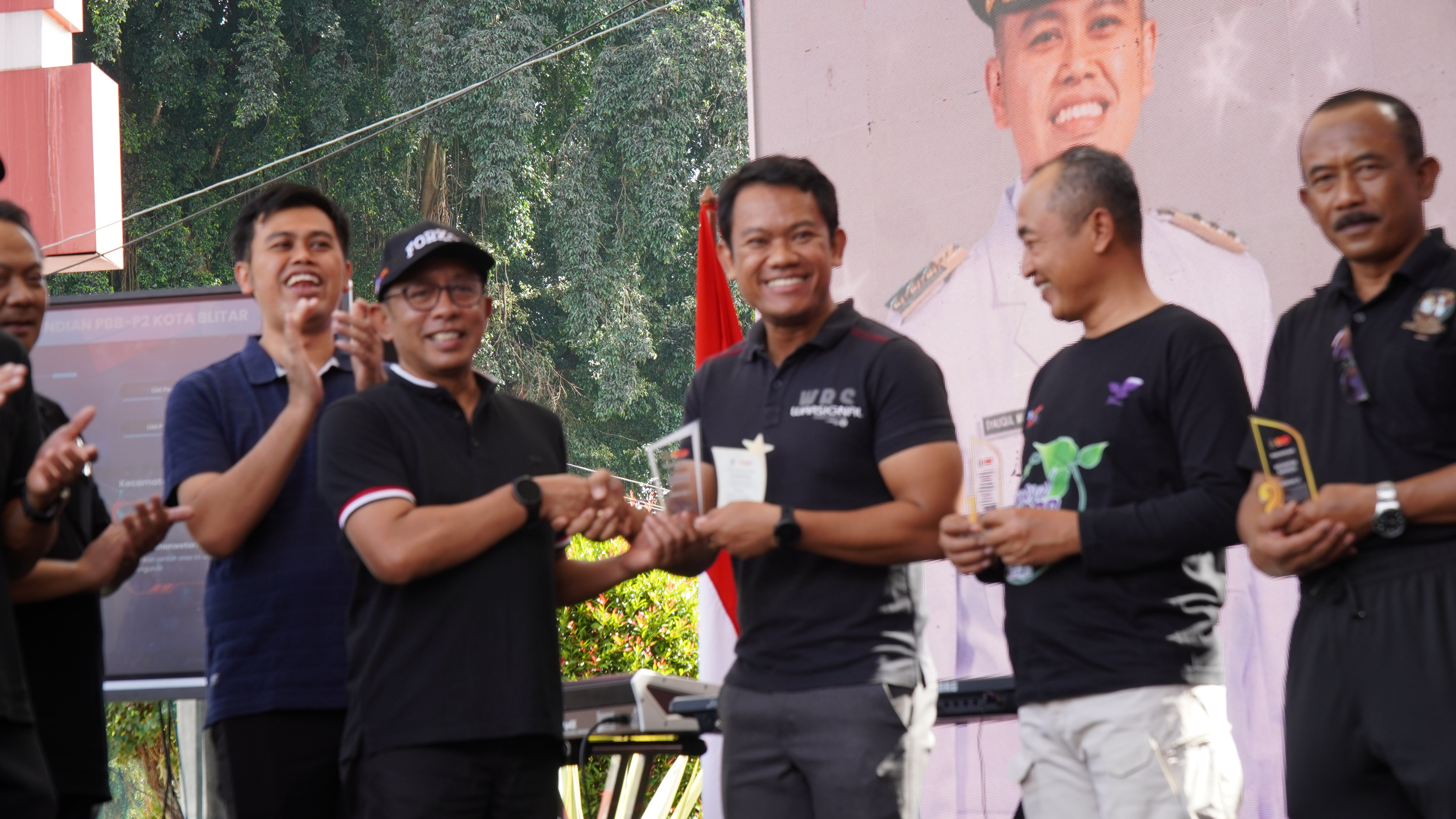 11 Desember 2025- Senam Pagi &amp;amp; Gebyar Apresiasi Pajak Daerah &amp;amp; Undian PBB -P2 Kota Blitar Tahun 2025