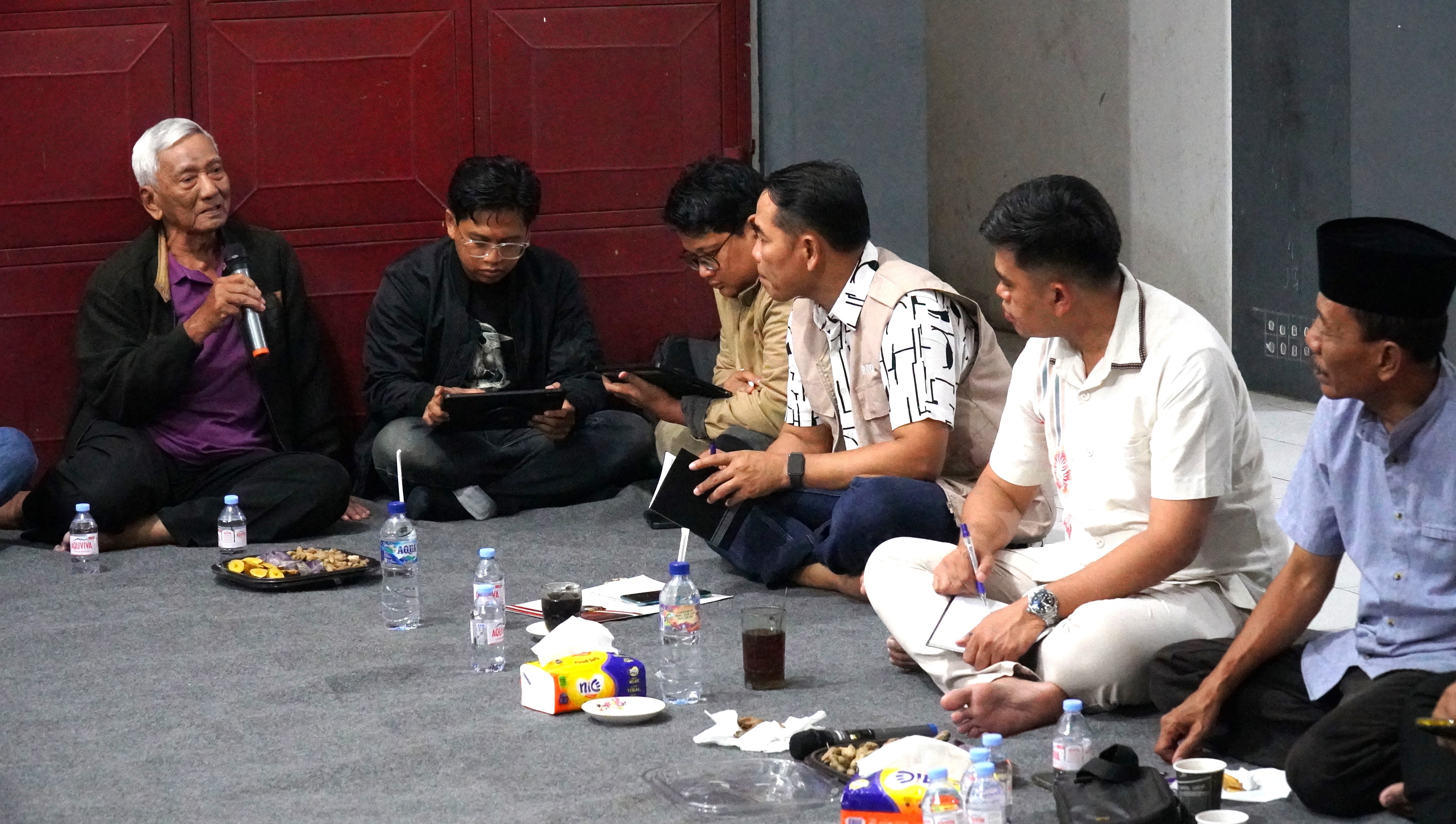 Audensi dengan Pedagang Pasar Legi di Pasar Wage