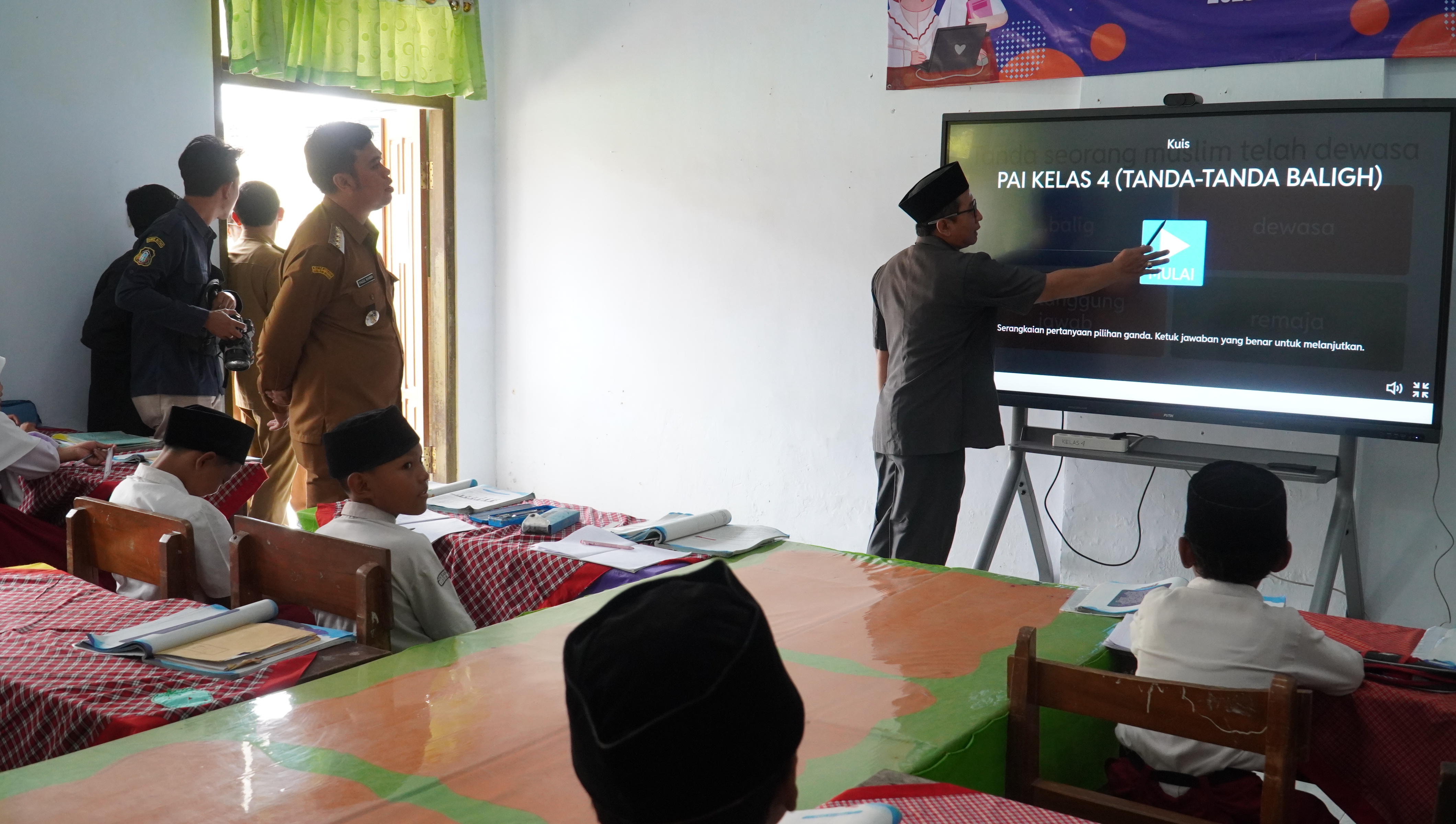 11 November 2025 - Monitoring Penggunaan SMART BOART agar belajar lebih Asik di SDN Sananwetan 2 Kota Blitar