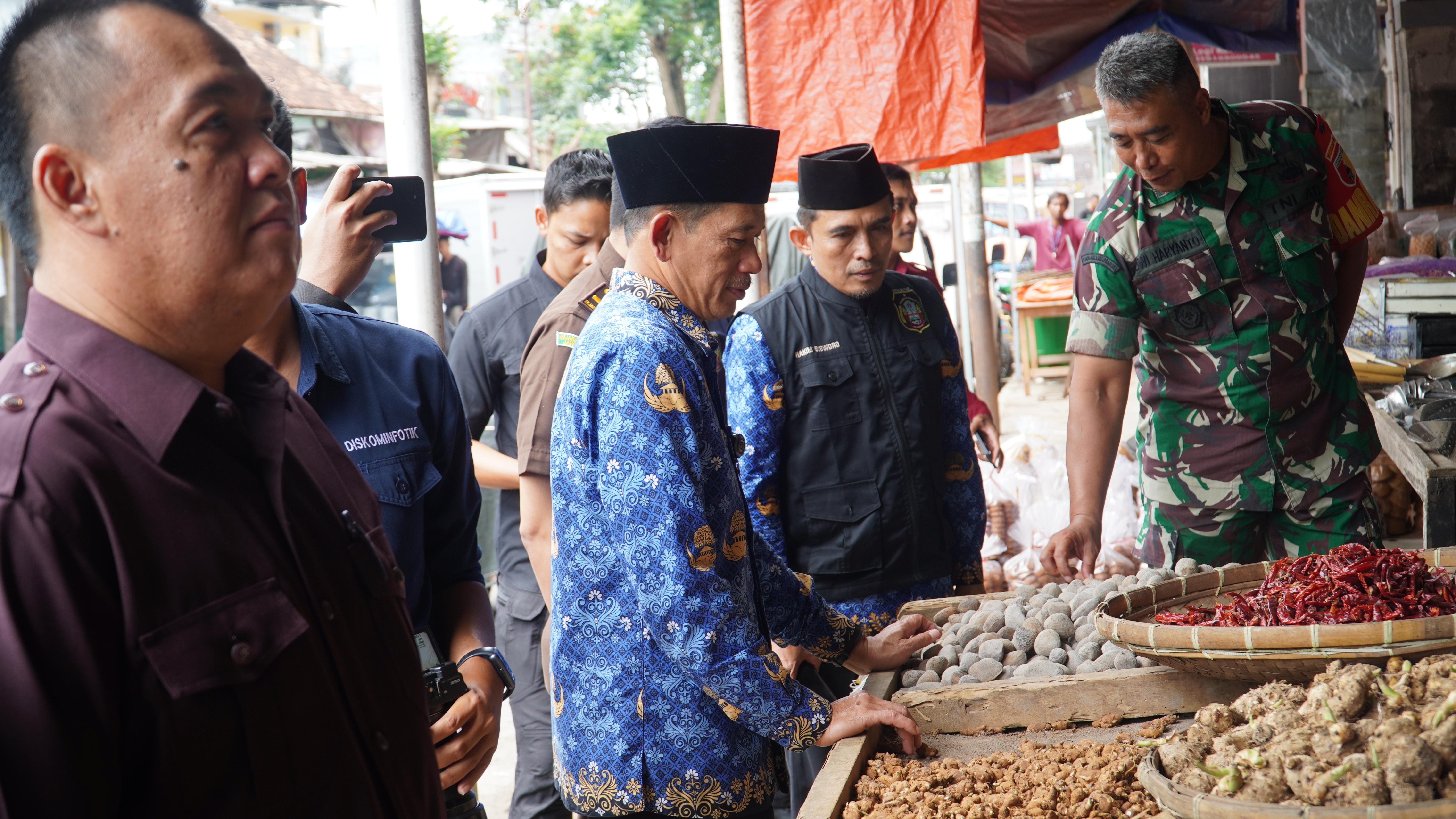 17 Desember 2024 - Pemantauan harga & ketersediaan stok pangan Menjelang NATAL 2024 &amp;amp; Tahun Baru 2025 di Pasar Legi, toko bromo, blitar