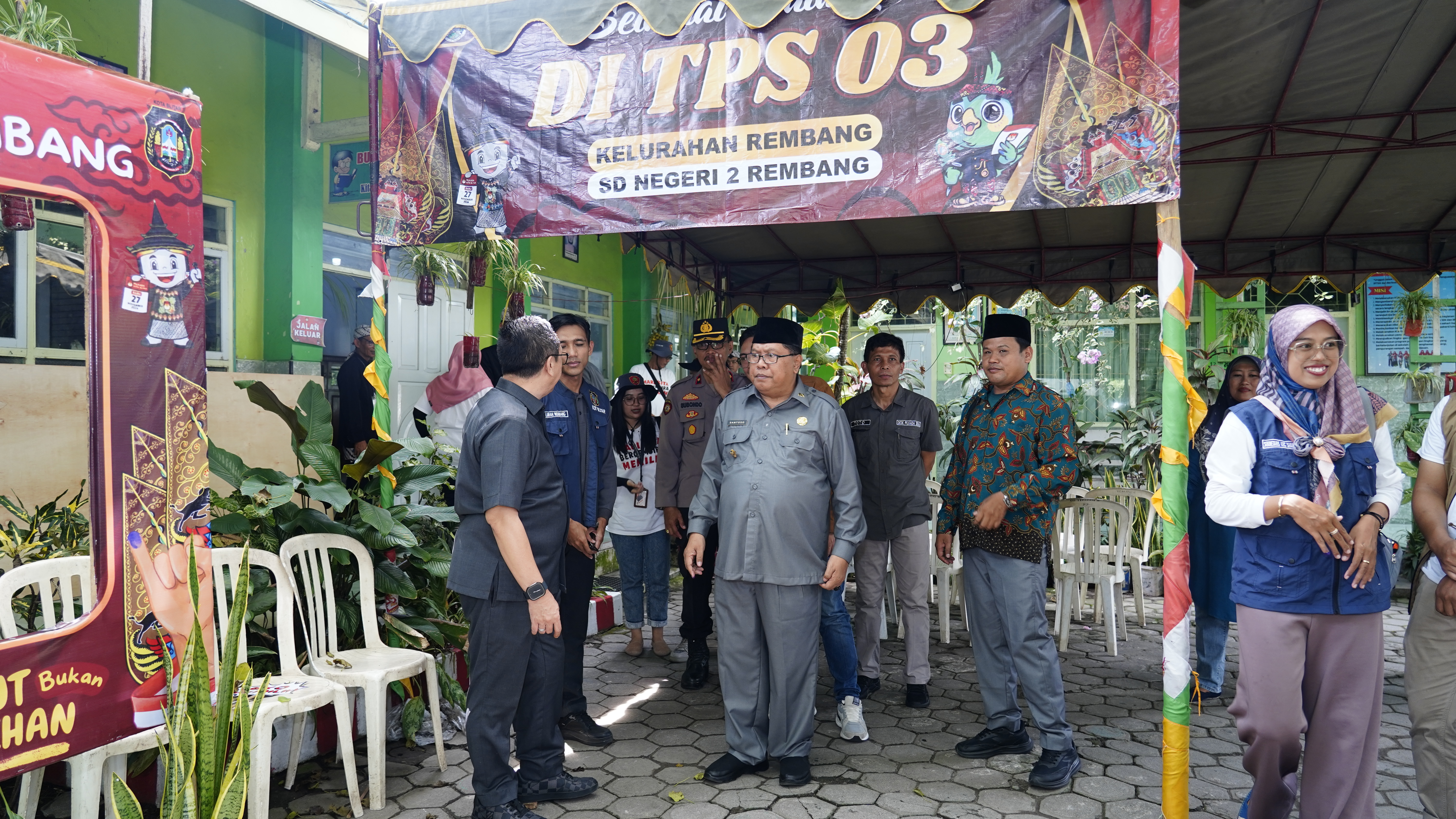 27 November 2024 -  Pak Walikota Yoblos di TPS 5 Kel.Kauman