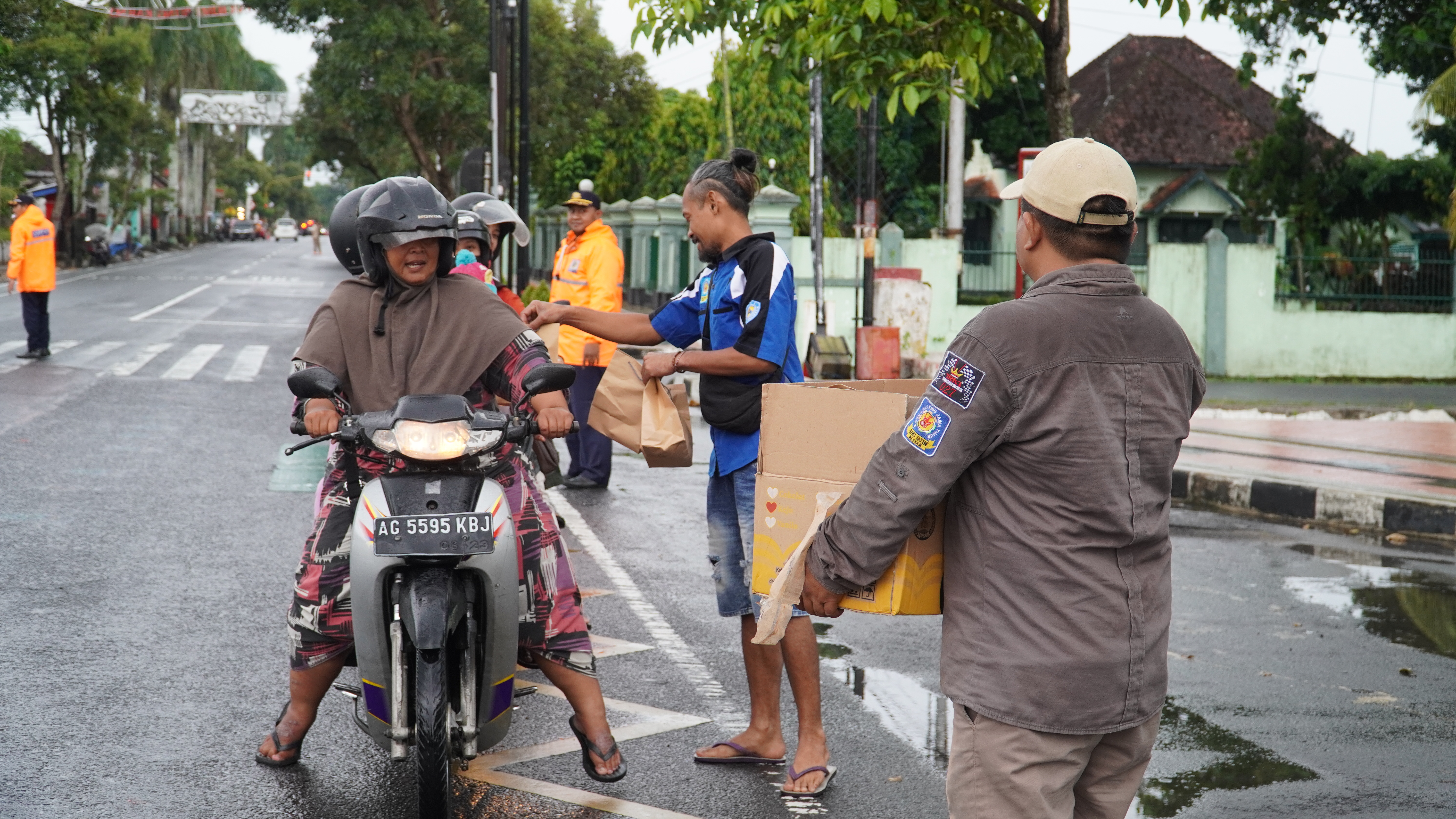 16 Maret 2025 - Pembagian Takjil bersama Komunitas RX KING Jatim Blitar di depan TMP R WIJAYA