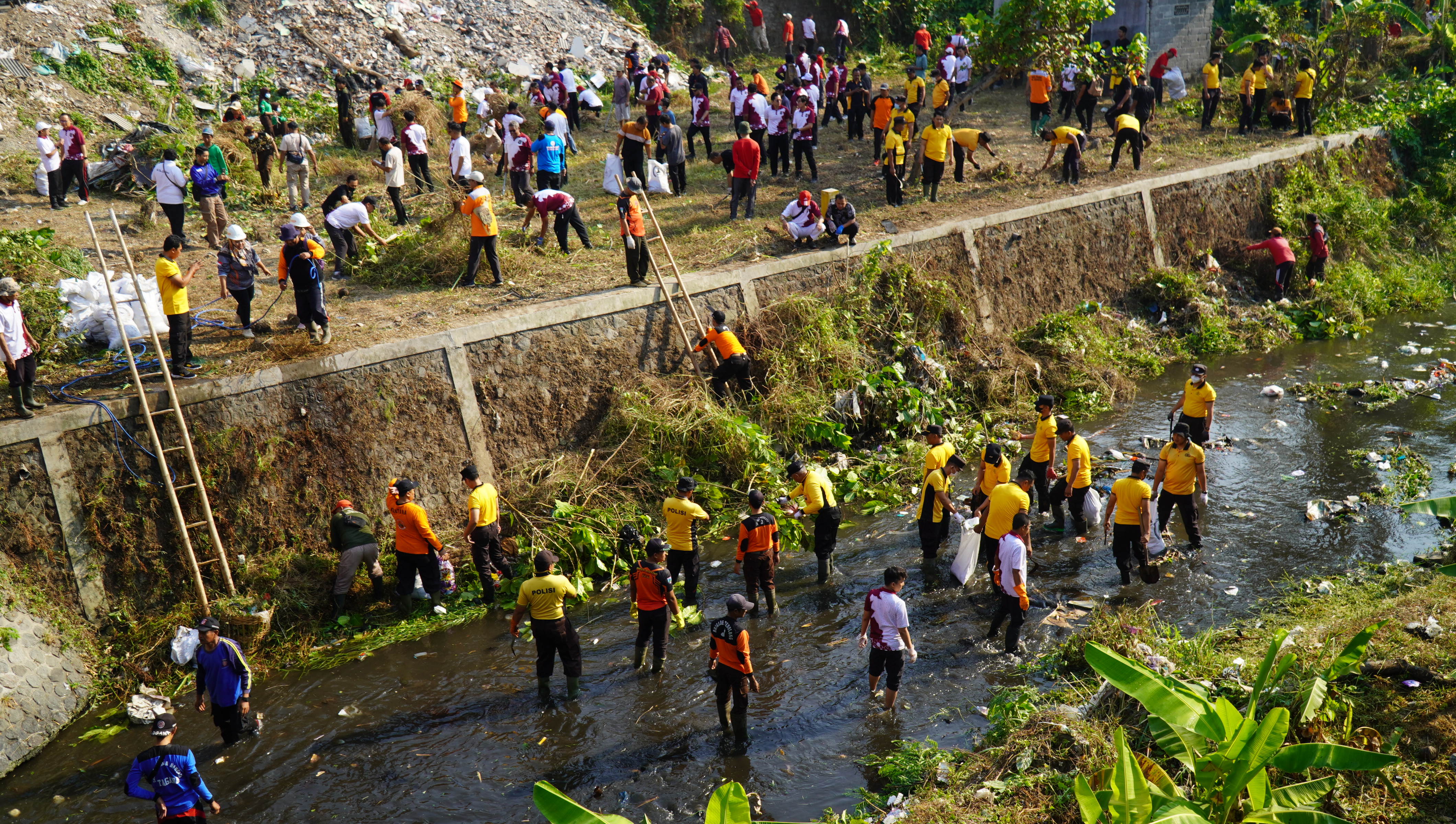 18 jum'at Gerakan Indonesia ASRI & Apel WORDL CLEAN UP DAY di Sungai Kali Lahar Jl.Bakung Sukorejo