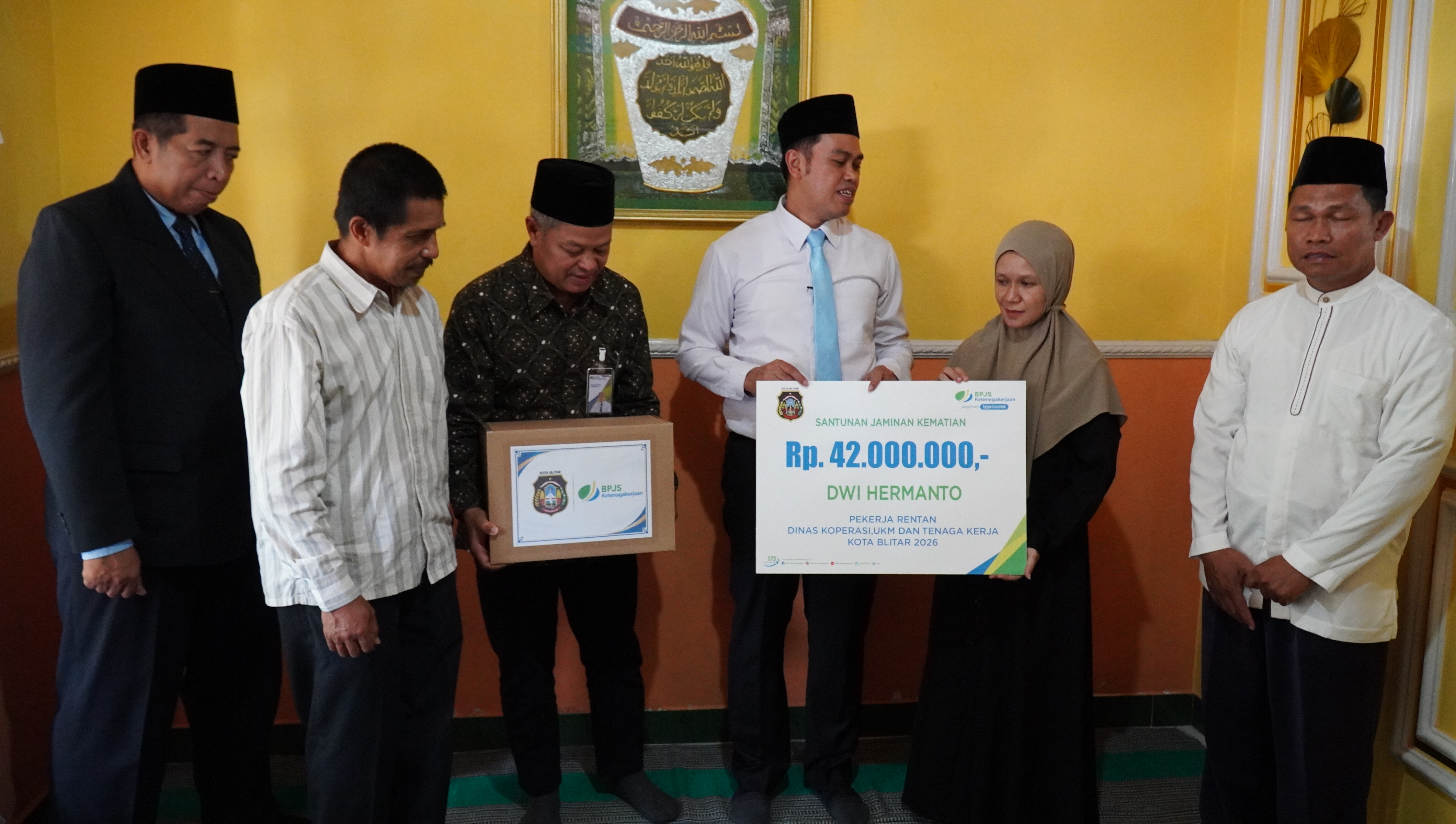 Penyaluran Santunan Jaminan Kematian bagi Pekerja Rentan (Dwi Hermanto Ngadirejo& Bu Suratmi Plosokerep)
