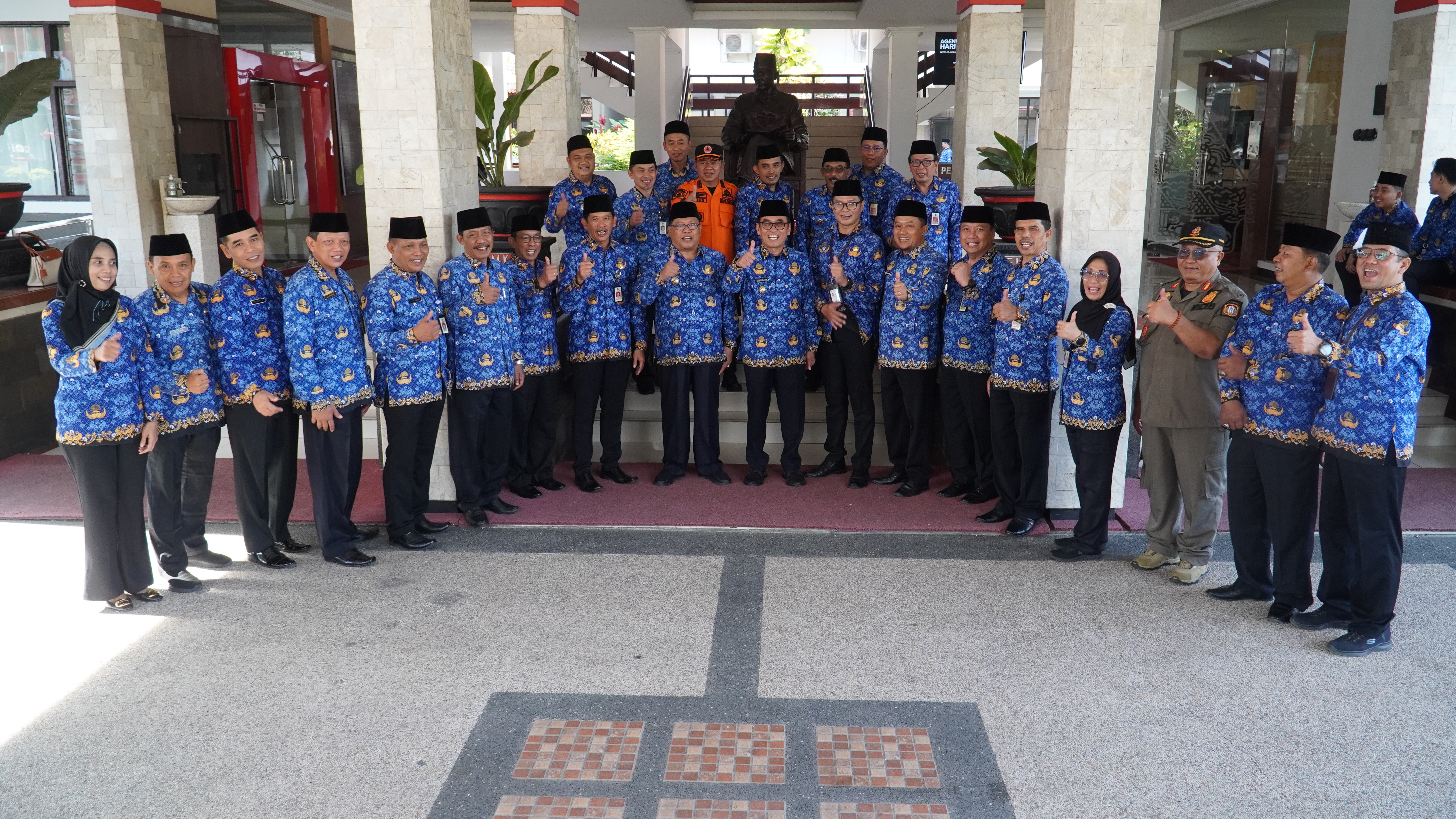 17 Januari 2025 - Upacara Rutin Tanggal 17 Bulan Januari 2025 dan Penyerahan Penghargaan Pengelolaan Data Statistik Sektoral