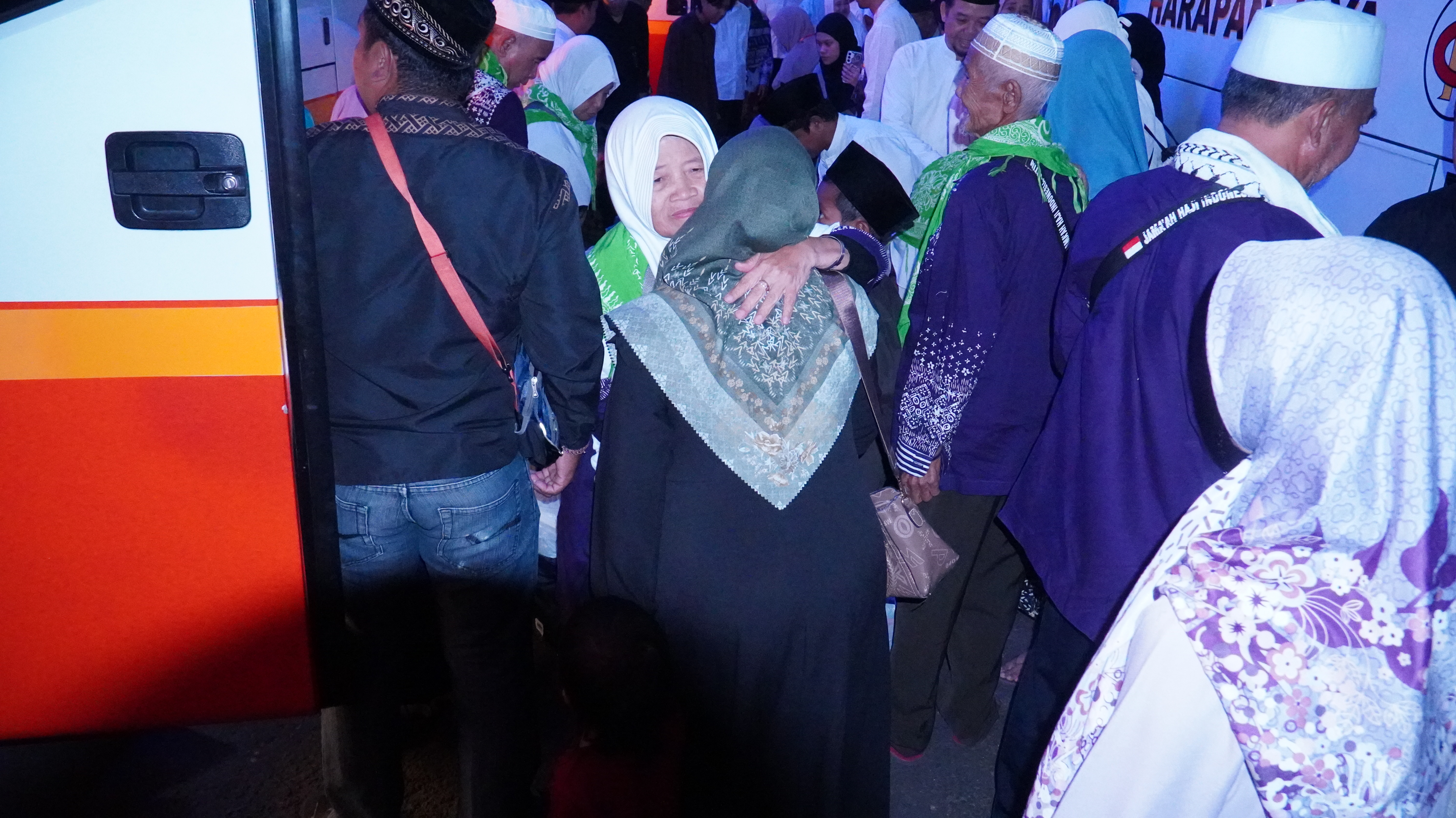 25 Juni 2025 - Penyambutan  Jamaah Haji Kloter 26 di halaman Kantor Walikota Blitar