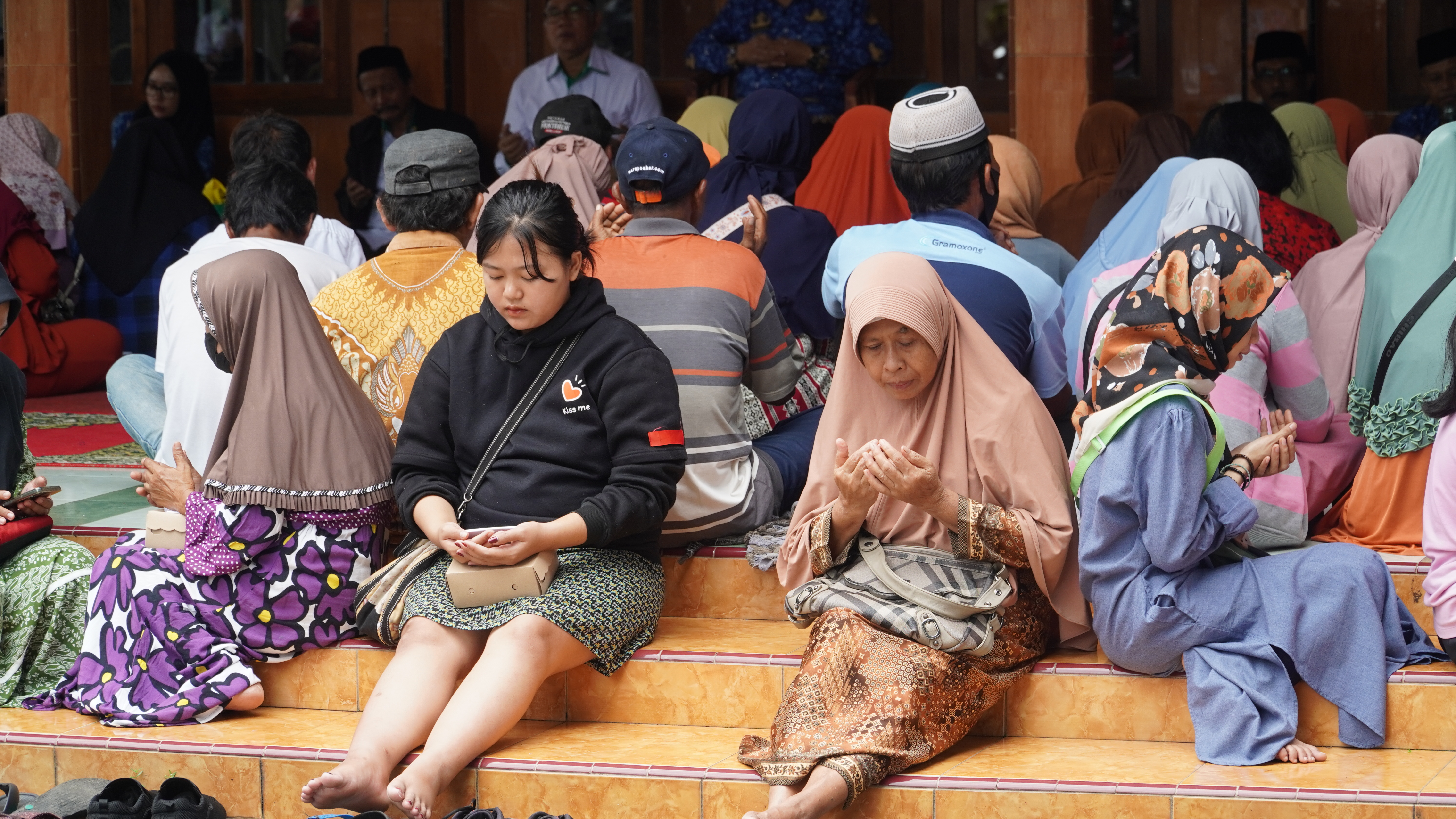 17 Desember 2024 - Penyerahan  Bantuan Sembako baznas  kepada Fakir Miskin di Masjid Baitul Anwar Kel.sUKOREJO