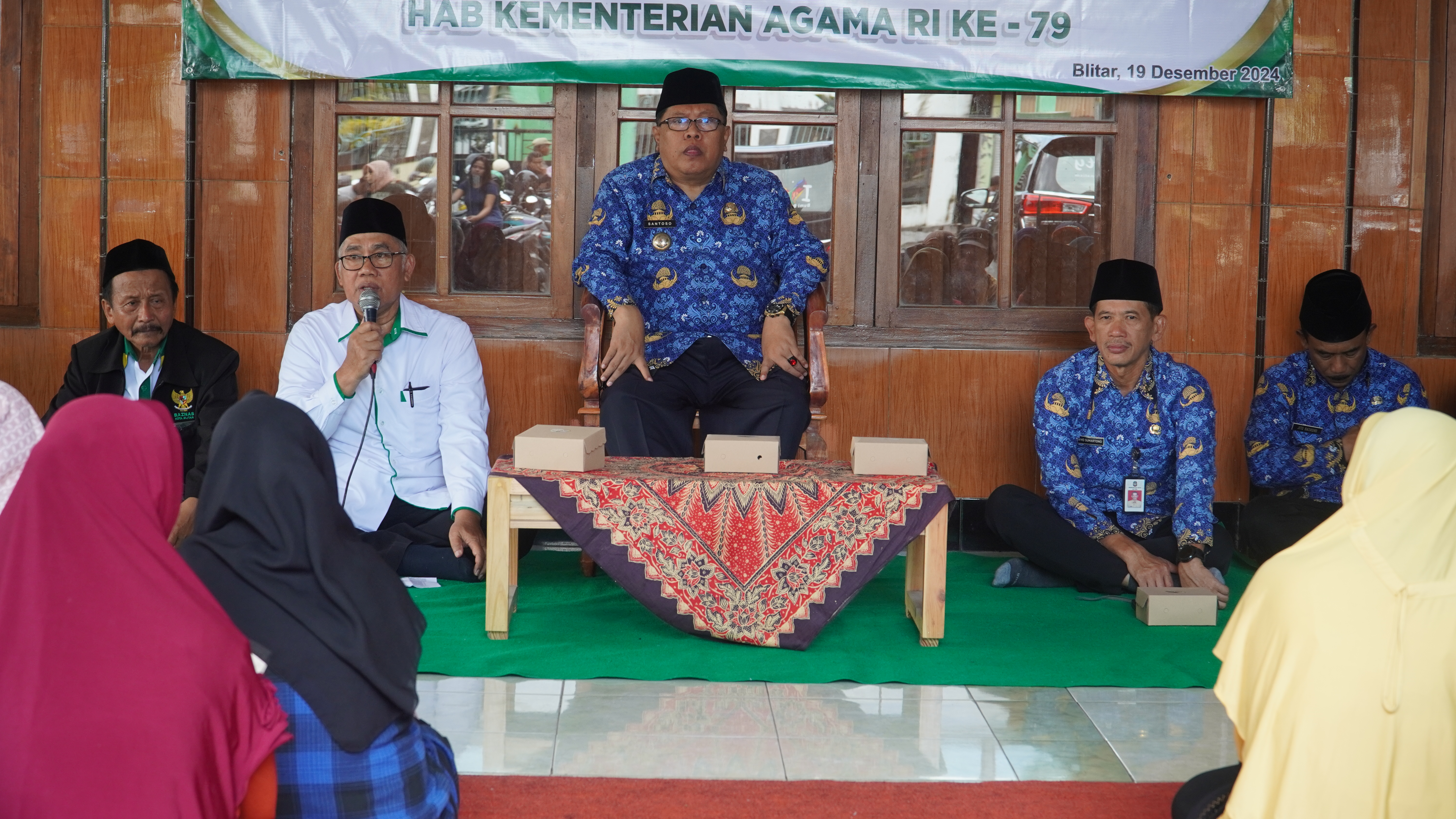 17 Desember 2024 - Penyerahan  Bantuan Sembako baznas  kepada Fakir Miskin di Masjid Baitul Anwar Kel.sUKOREJO