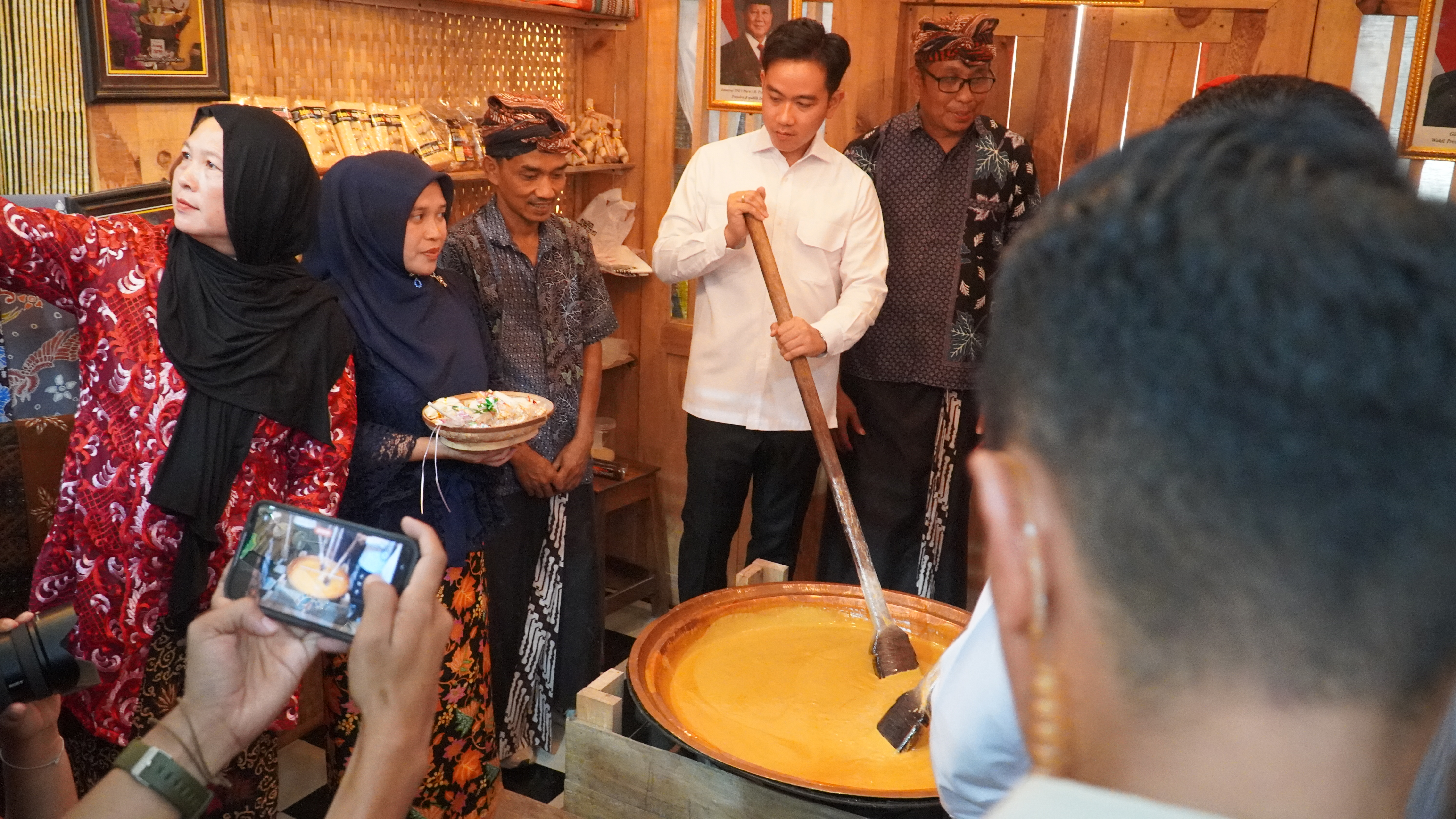 18 Juni 2025 - Wapres RI Mengunjungi Stand Bazar Blitar Djadoel 2025