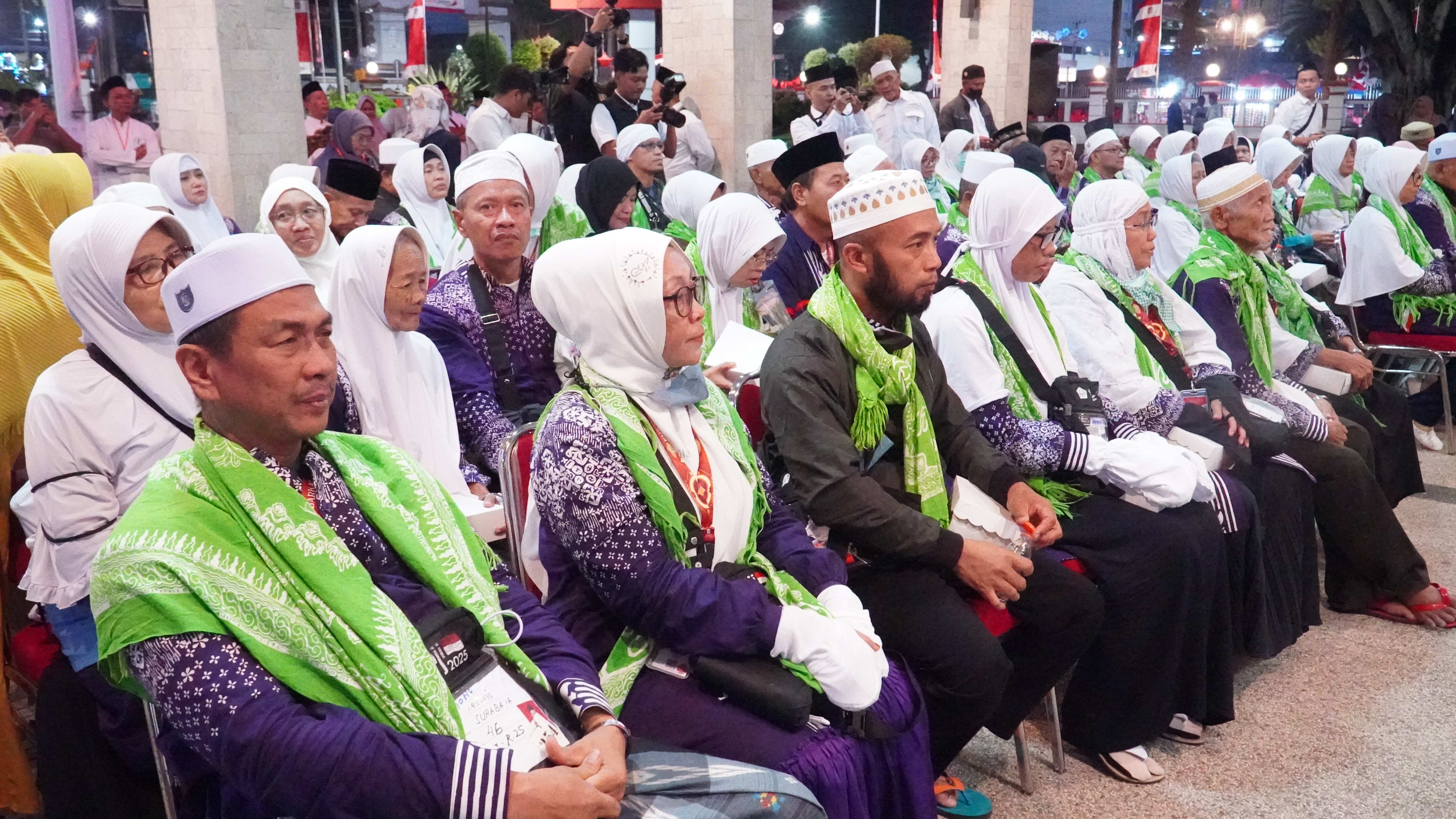 25 Juni 2025 - Penyambutan  Jamaah Haji Kloter 26 di halaman Kantor Walikota Blitar