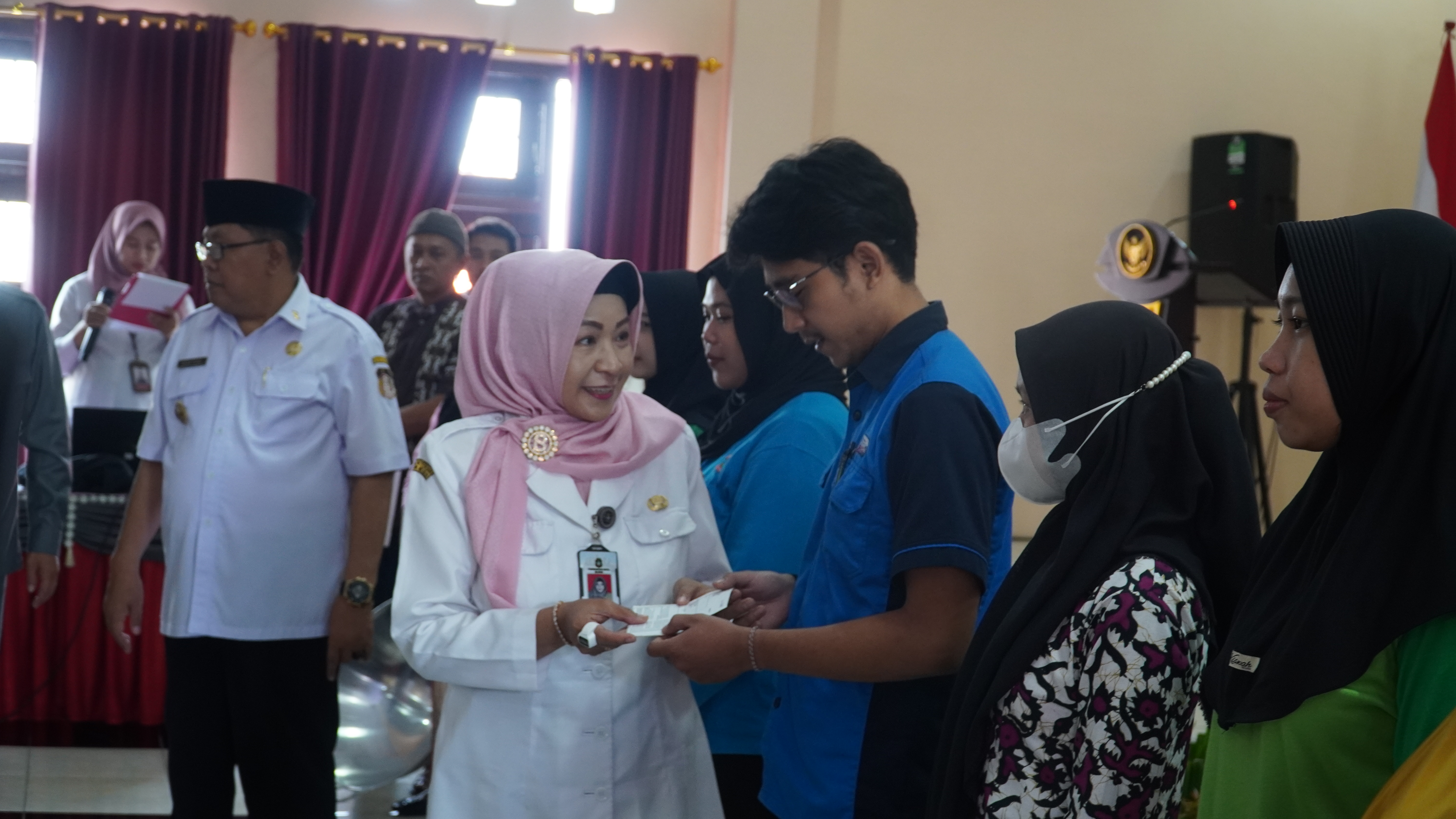 4 Desember 2024 -  Penyerahan Bantuan Alat Usaha dan BLT dari DBHCHT Tahun 2024 di aula DINSOS