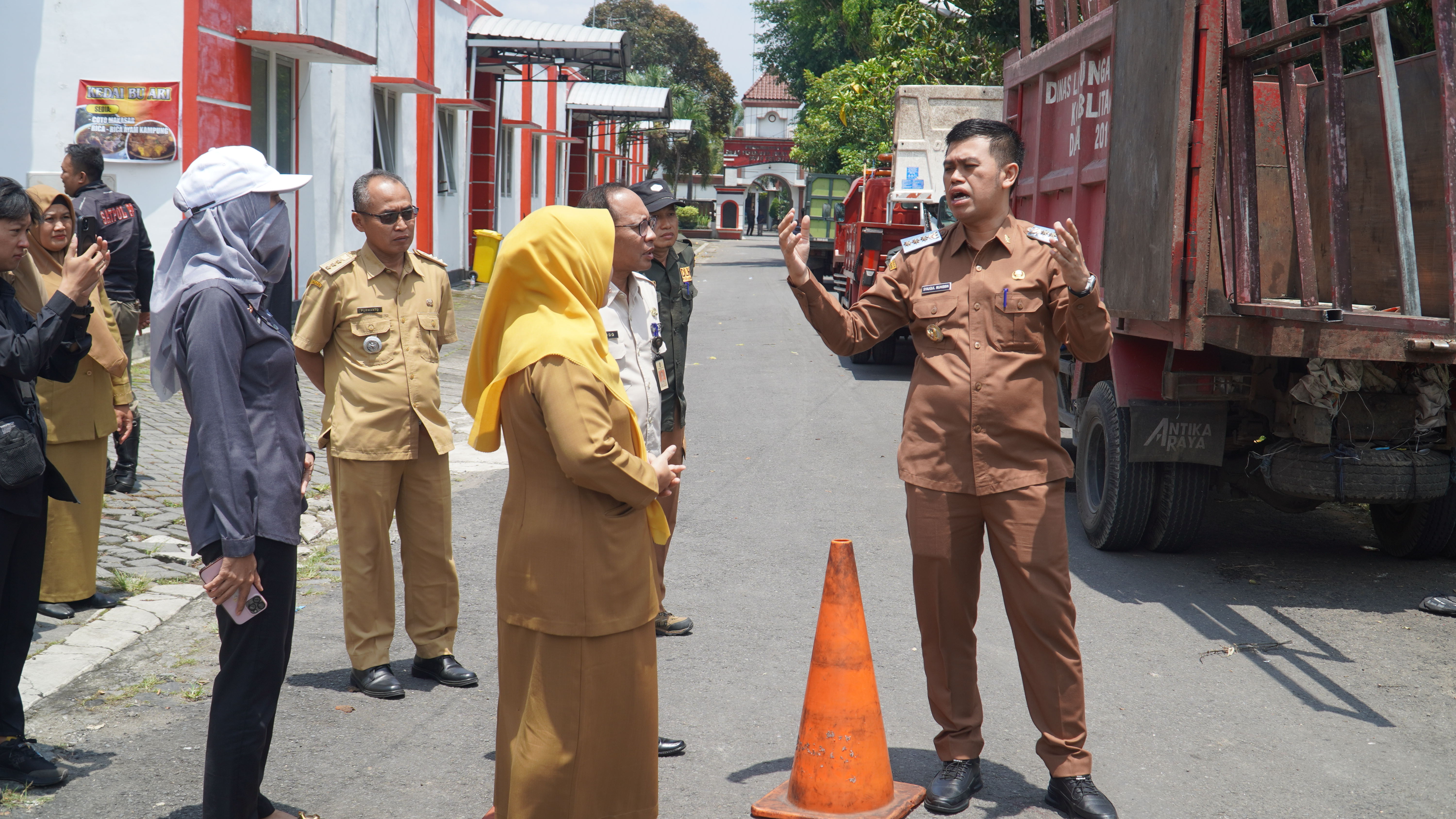 25 Maret 2025 - Pembongkaran TPS di Jl.A.Yani (depan Kantor PUPR)