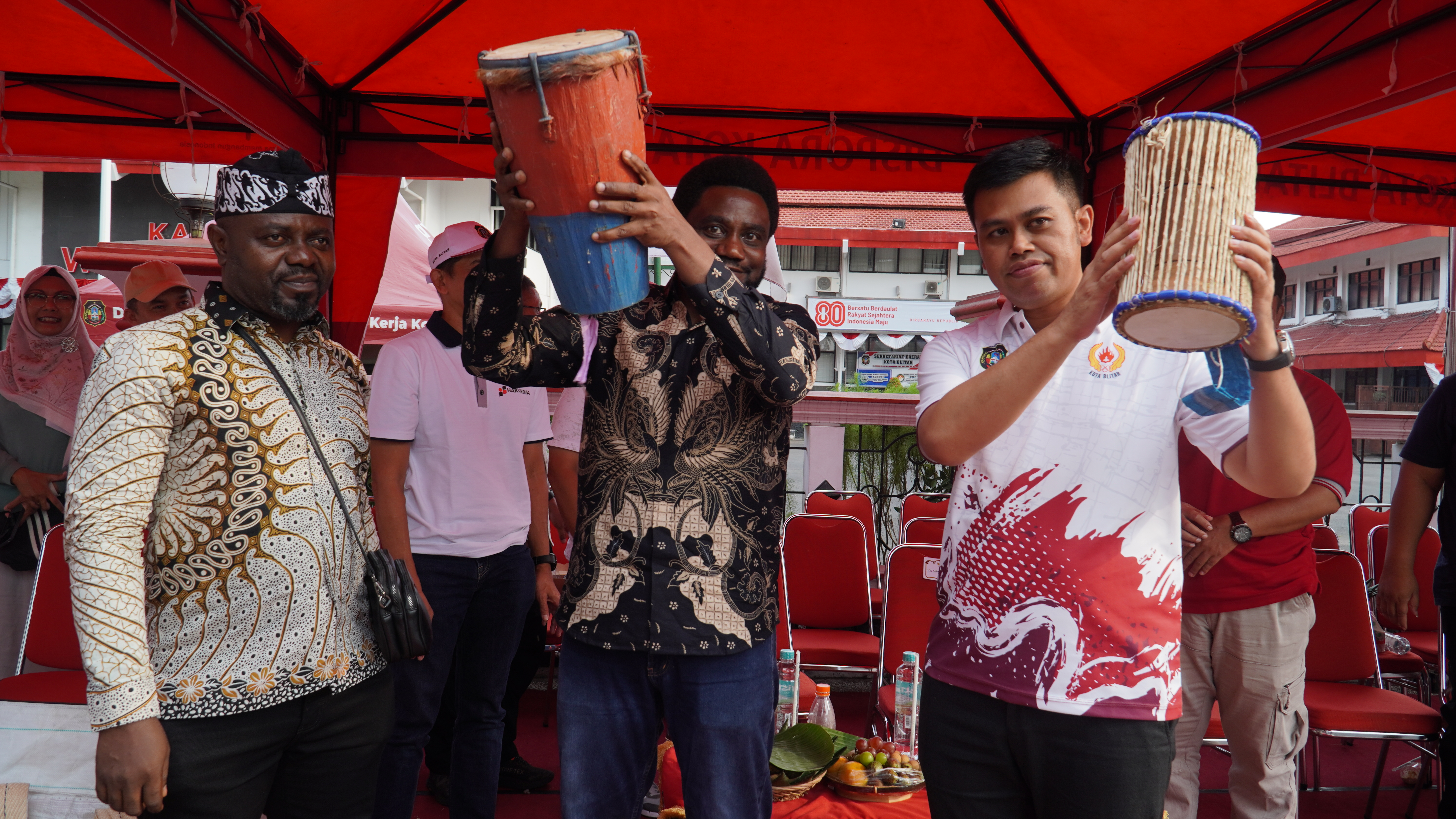 10 Agustus 2025-Penyerahan kendang Afrika dari EXECUTIVE DIREKTOR W2POINTS Mr. NWABA EUGENECHINWEOKWU