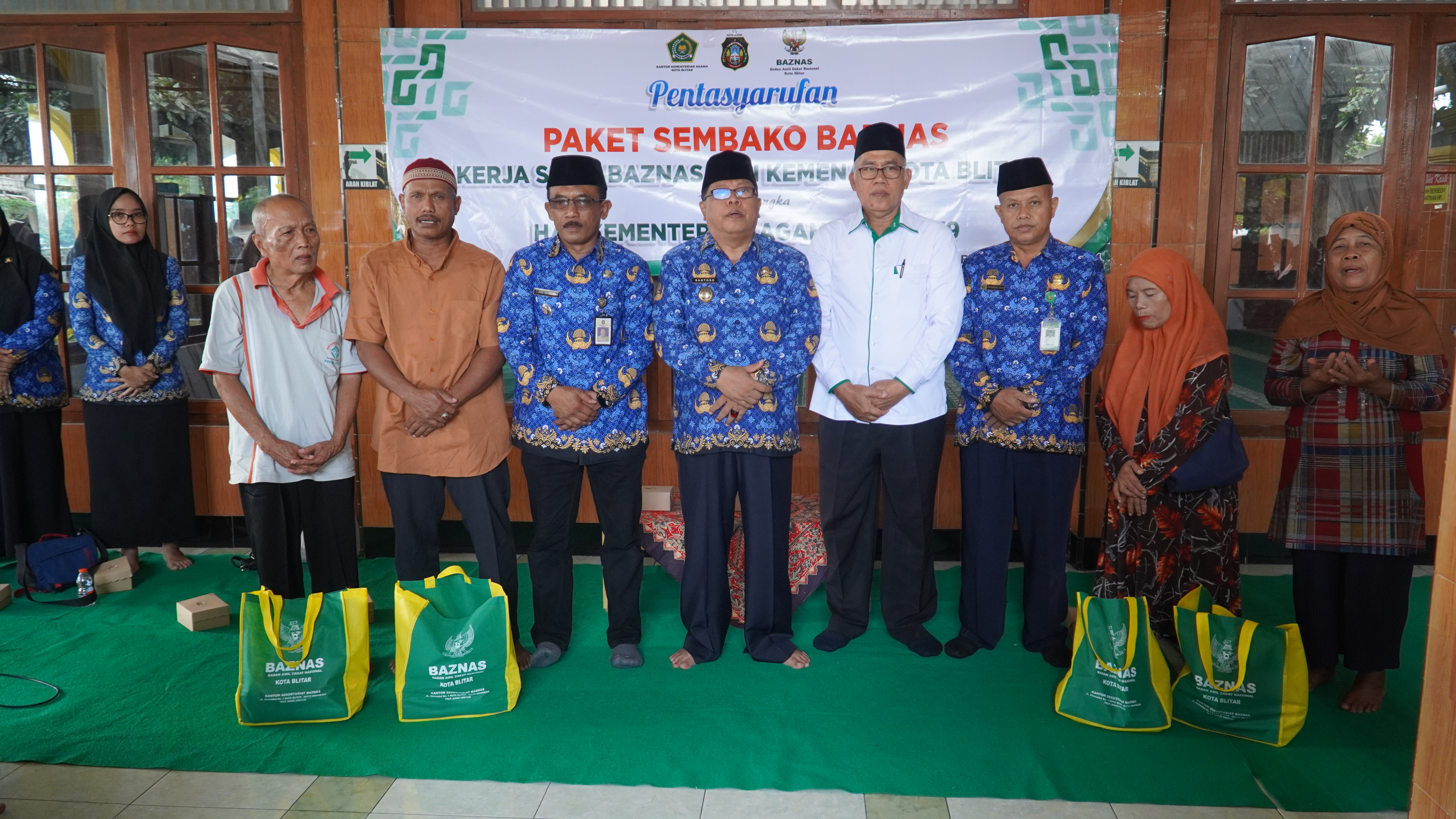 17 Desember 2024 - Penyerahan  Bantuan Sembako baznas  kepada Fakir Miskin di Masjid Baitul Anwar Kel.sUKOREJO