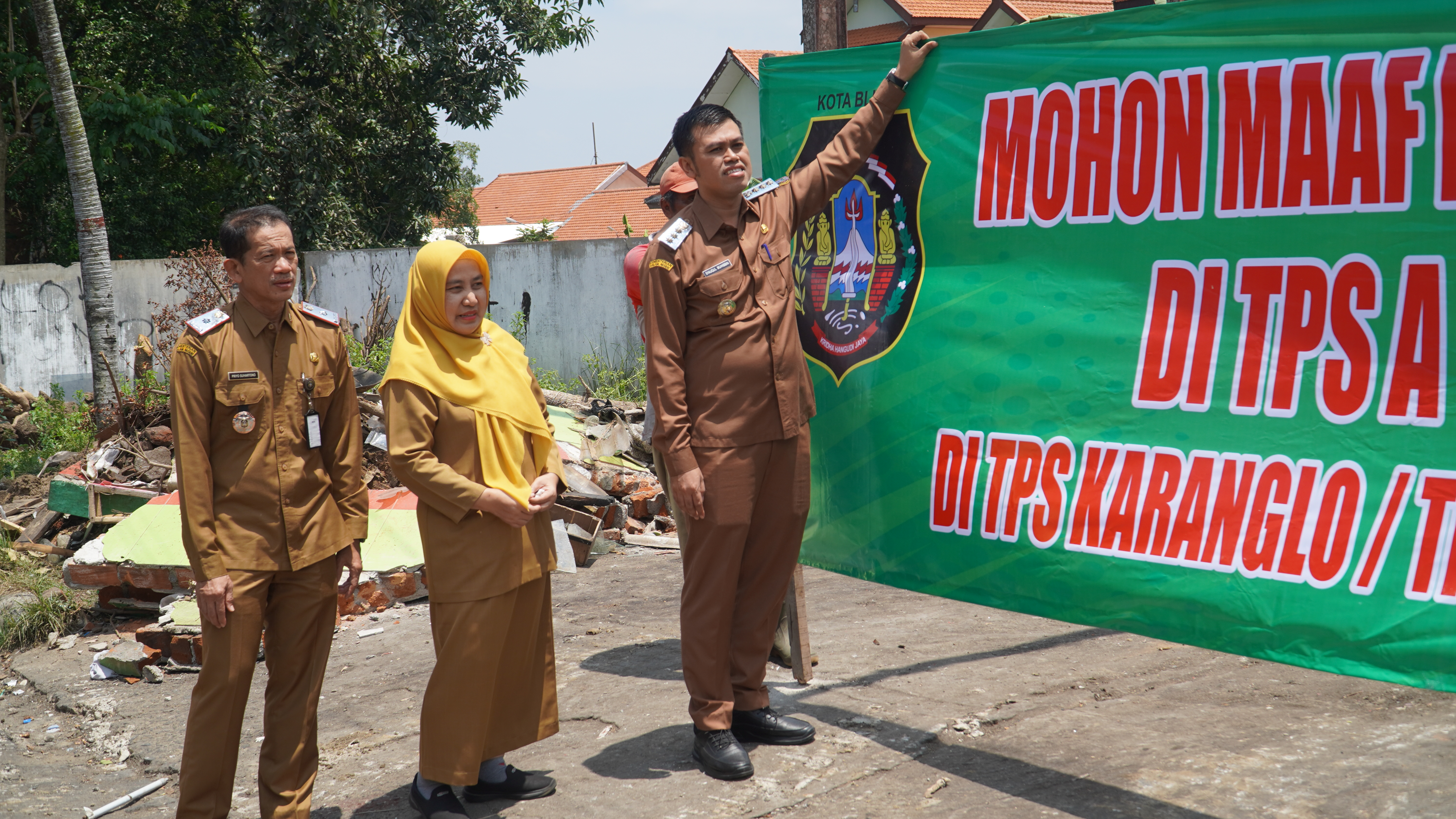25 Maret 2025 - Pembongkaran TPS di Jl.A.Yani (depan Kantor PUPR)