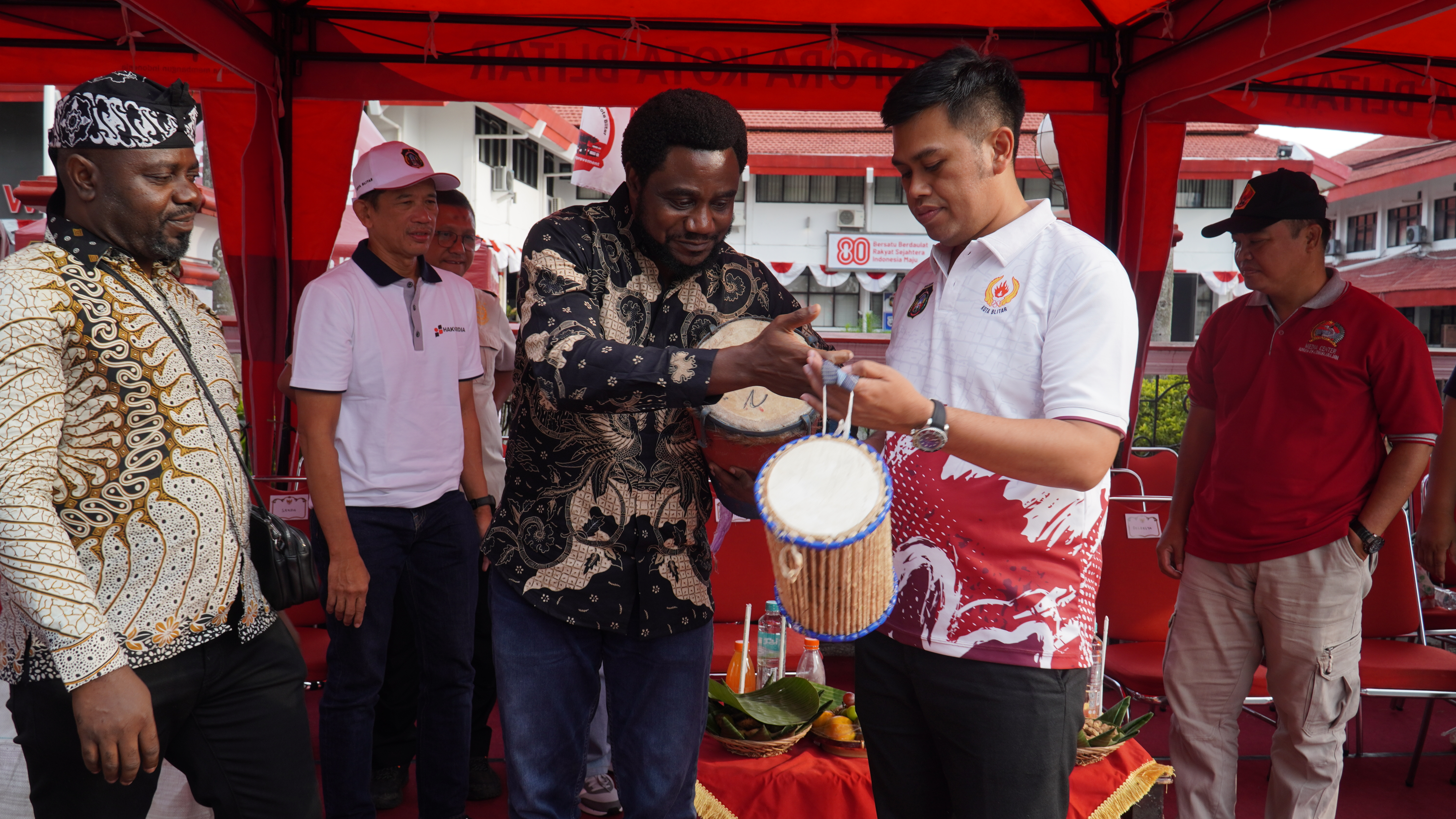 10 Agustus 2025-Penyerahan kendang Afrika dari EXECUTIVE DIREKTOR W2POINTS Mr. NWABA EUGENECHINWEOKWU