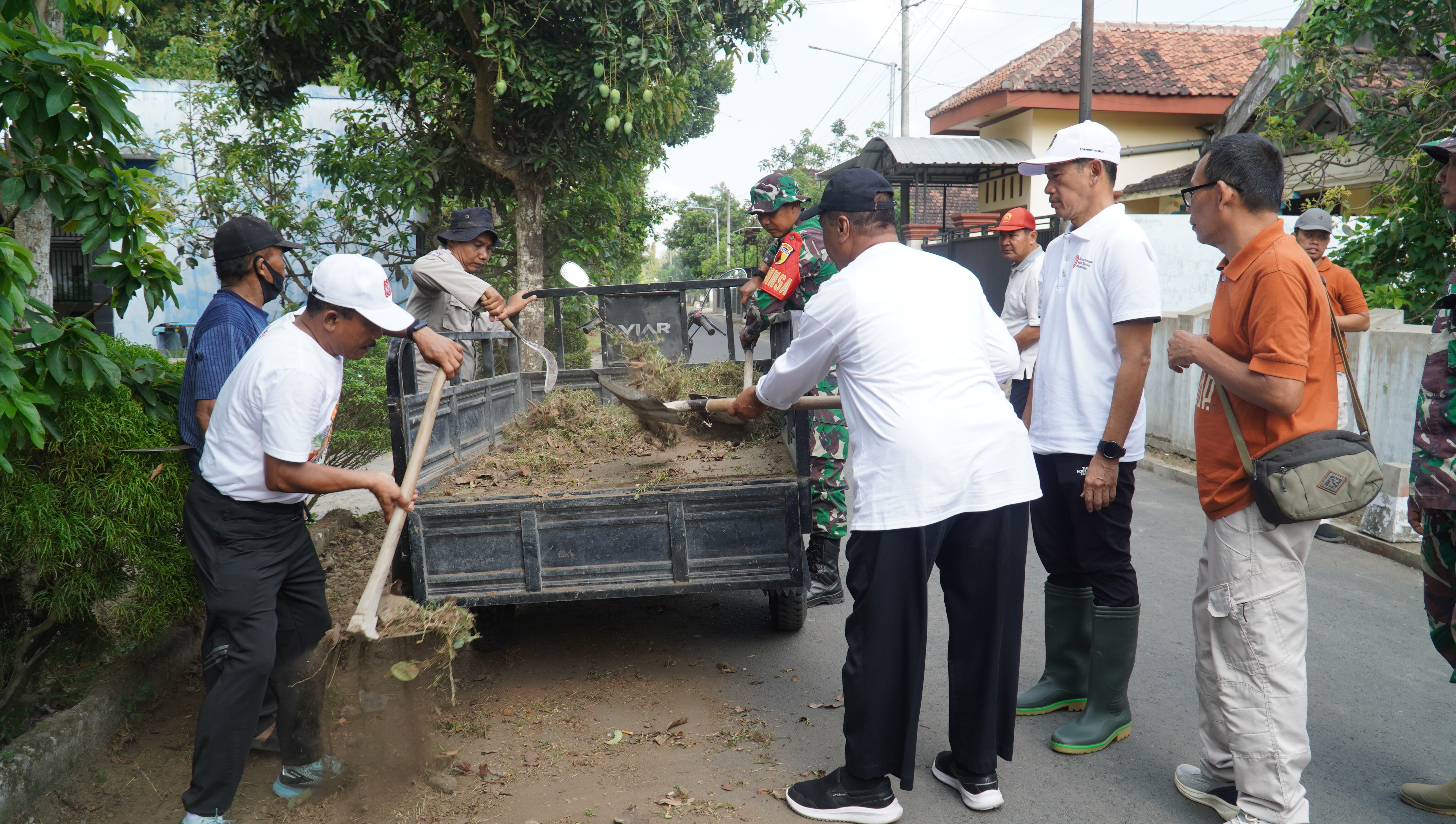 10 Oktober 2025-Sayan Pembersihan Saluran Drainase Lingkungan bersama Warga Kel.Tanjungsari di RT02 RT 03 RW 04 Lingkungan JOSENAN Tanjungsari