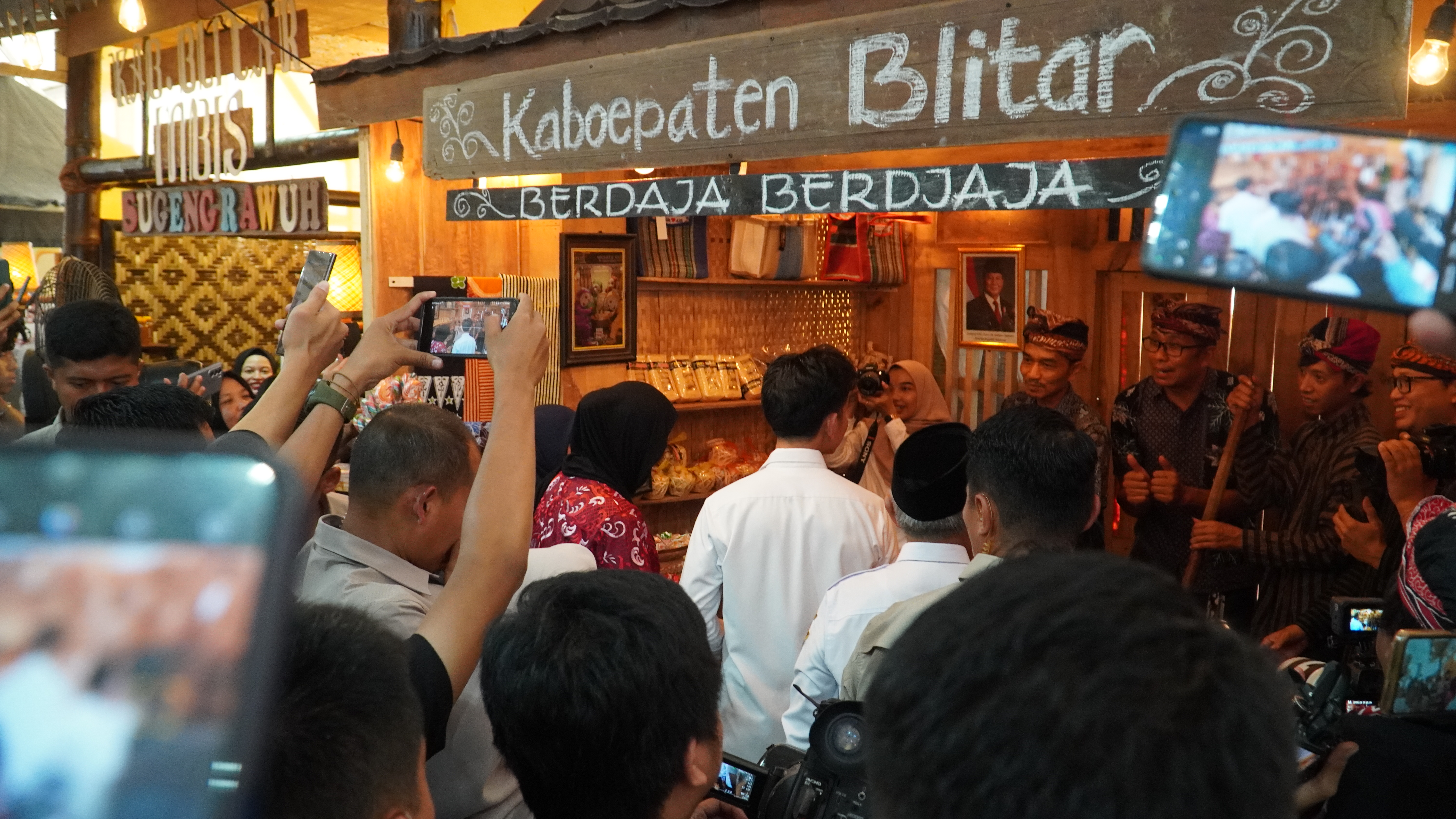 18 Juni 2025 - Wapres RI Mengunjungi Stand Bazar Blitar Djadoel 2025