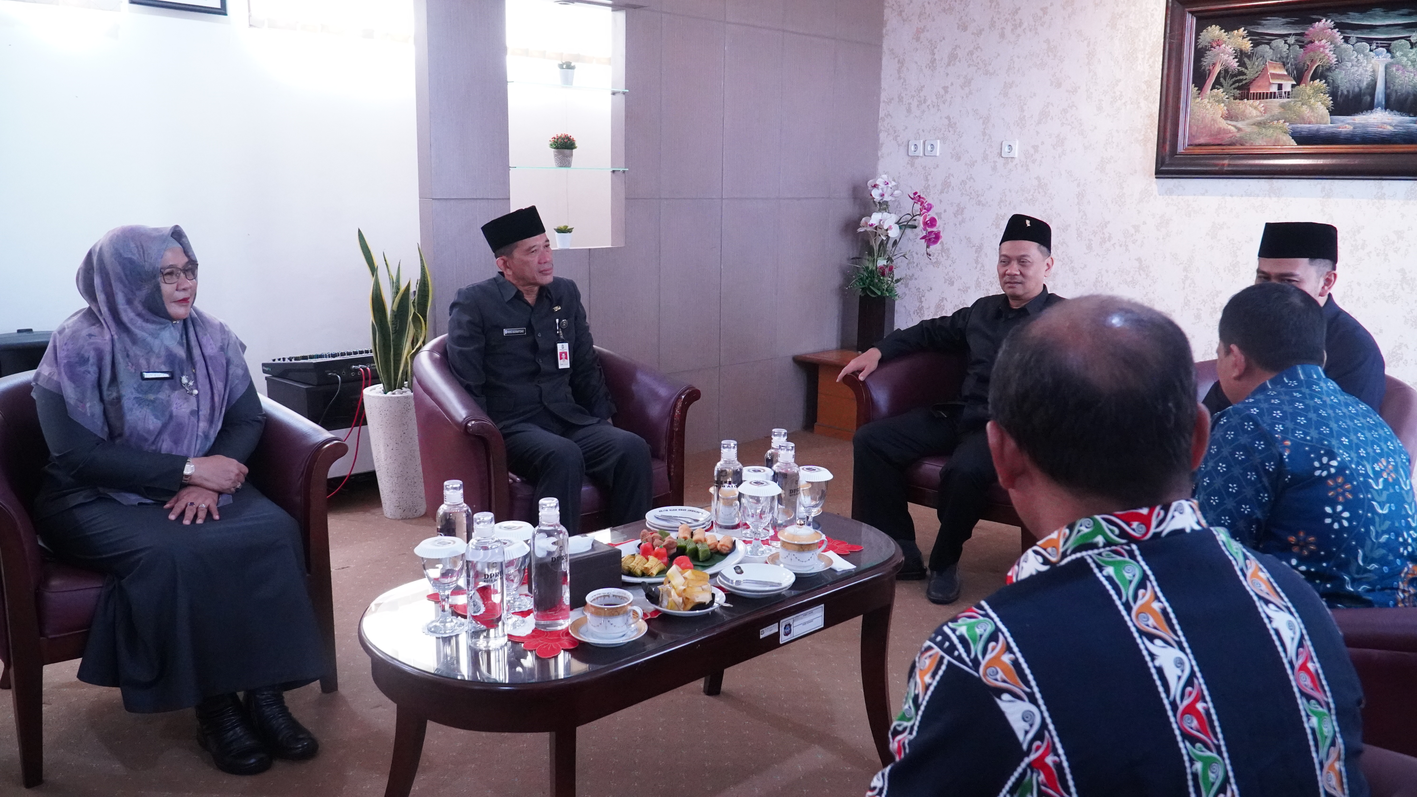 17 Juli 2025-Penerimaan Kunjungan DPN ASDEKSI di Ruang Transit Kantor DPRD