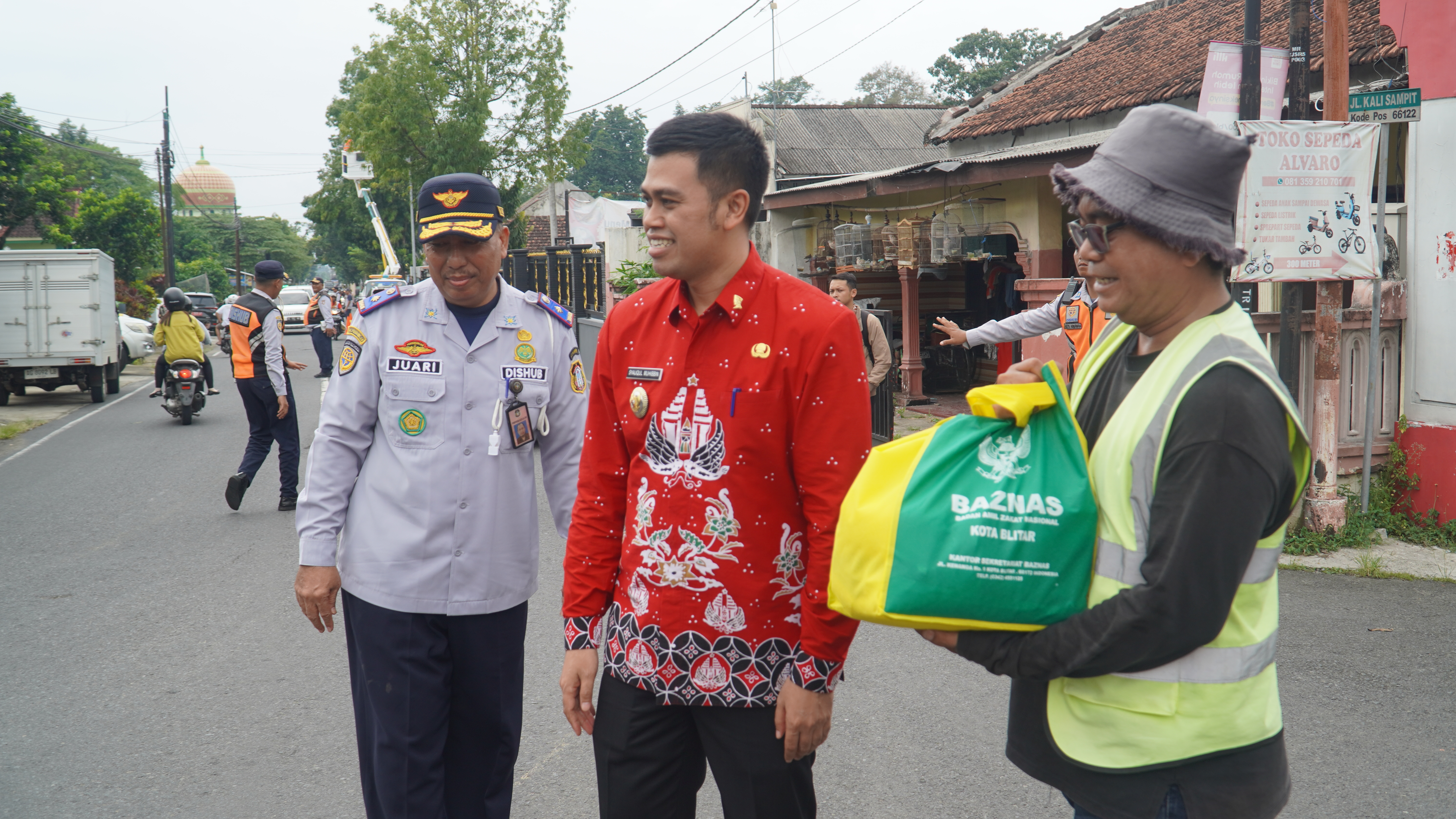 27 Maret 2025 - Pemberian bingkisan lebaran untuk SUPELTAS (JL Kartini &amp;amp; Jl.Kalimas)