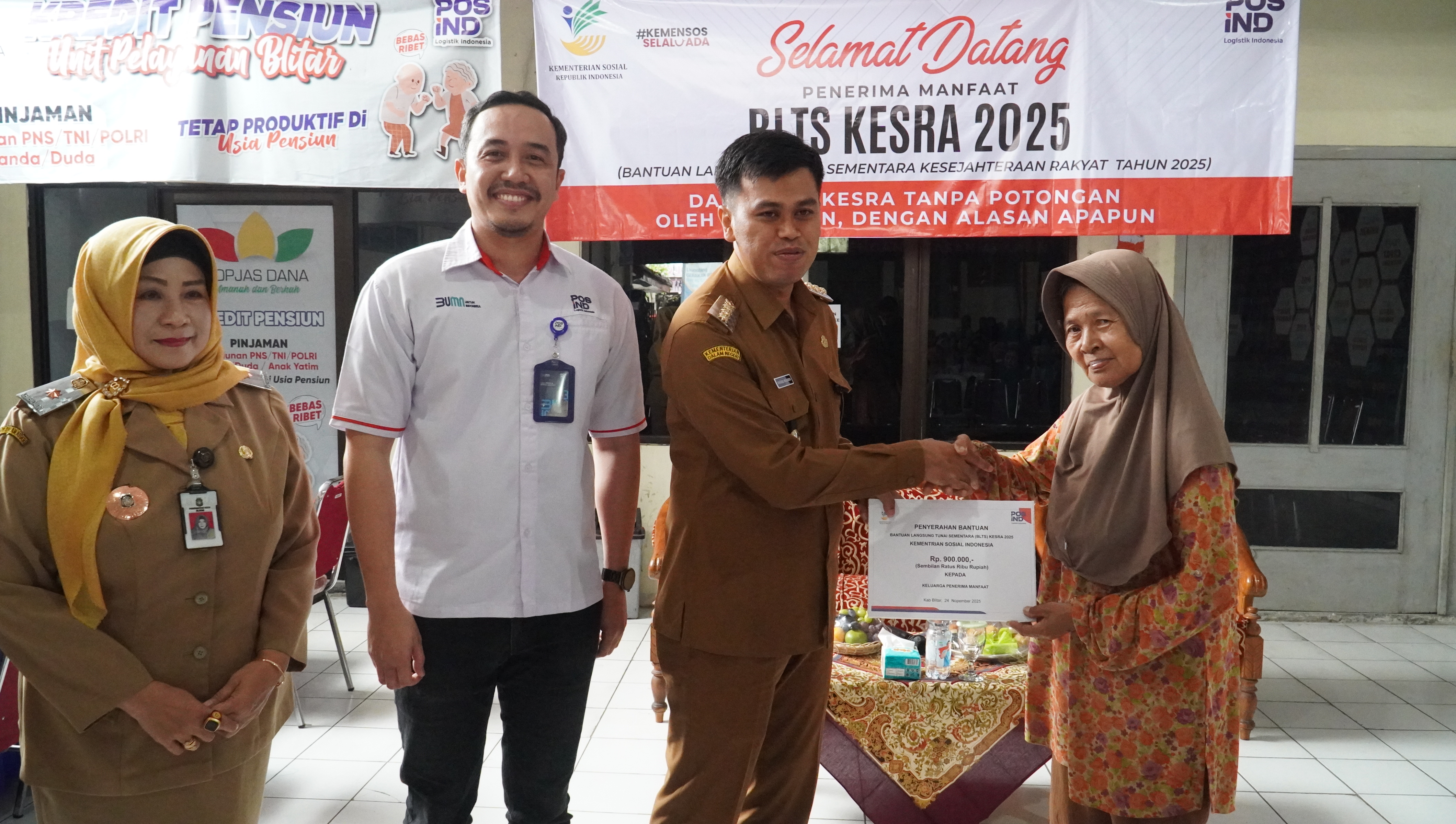 24 November 2025- Penyerahan Bantuan Penerima Manfaat BLTS KESRA 2025 di Kantor POS Blitar