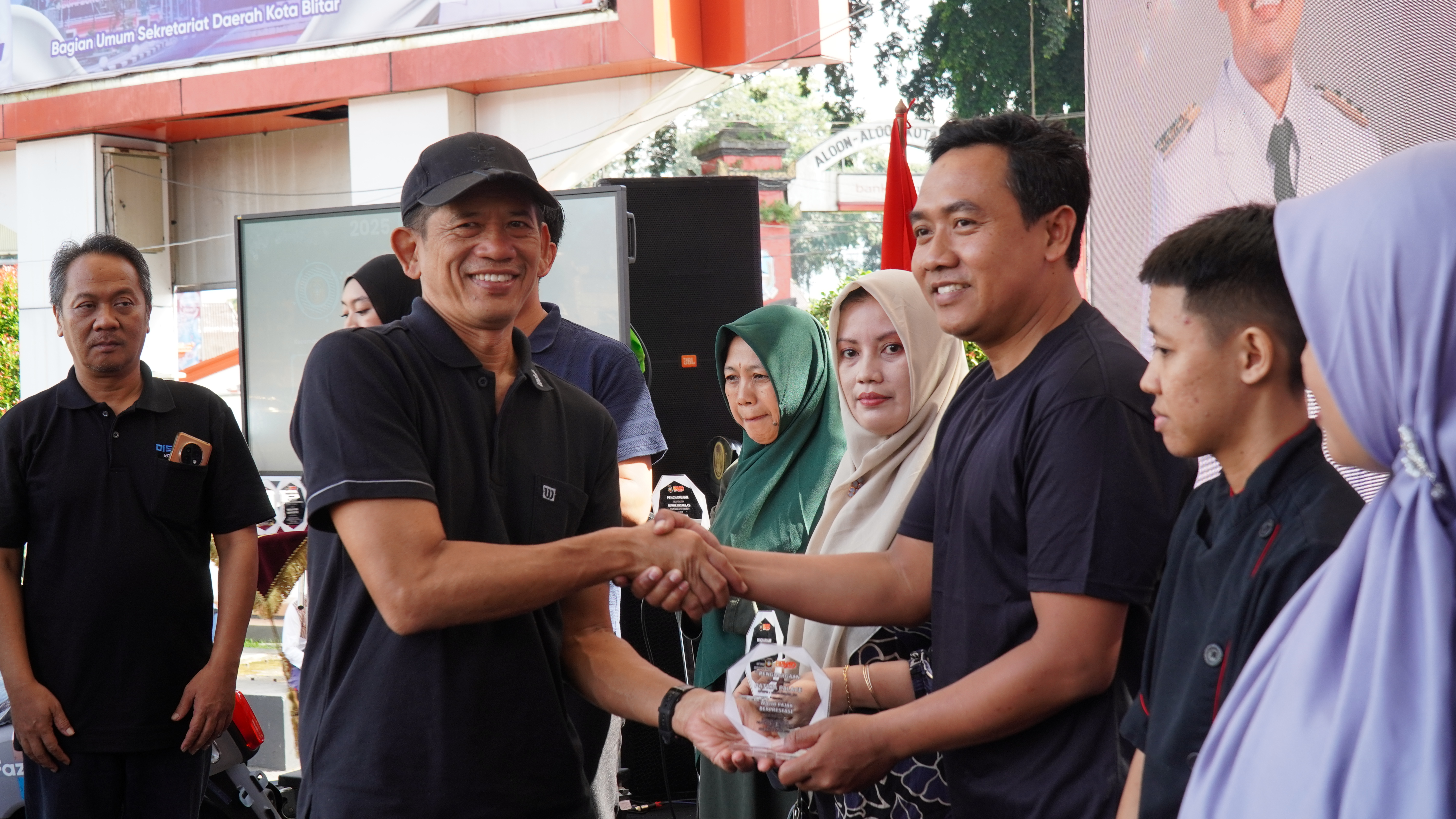 11 Desember 2025- Senam Pagi &amp;amp; Gebyar Apresiasi Pajak Daerah &amp;amp; Undian PBB -P2 Kota Blitar Tahun 2025